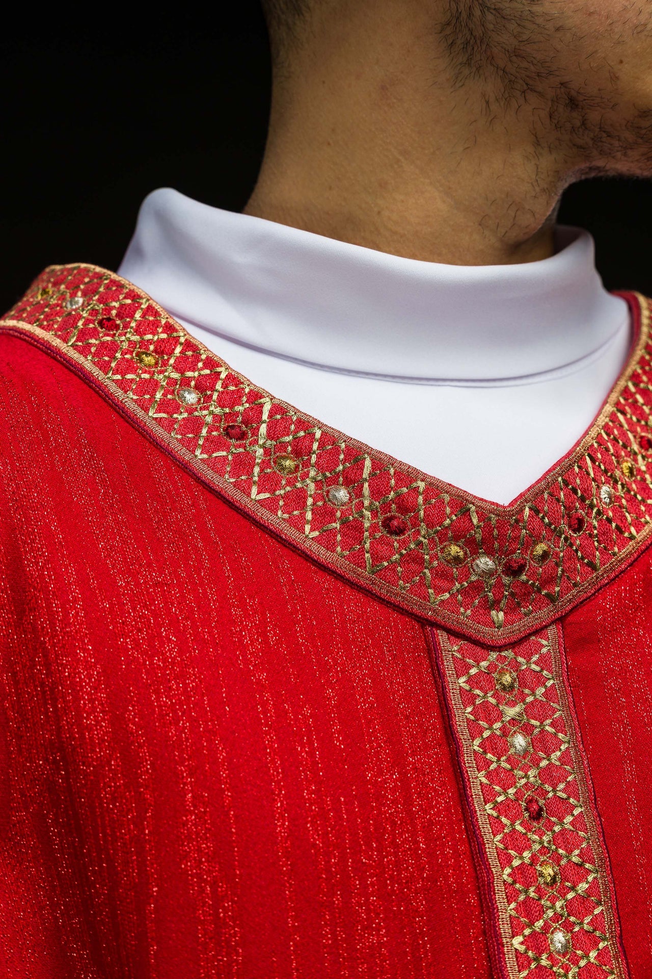 Casulla roja con galón y cuello bordados