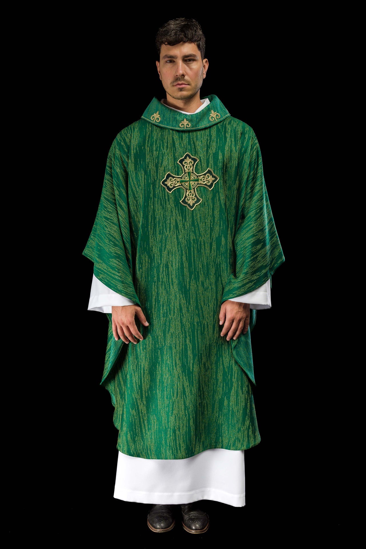 Casulla verde con motivo de cruz bordado sobre tela decorativa