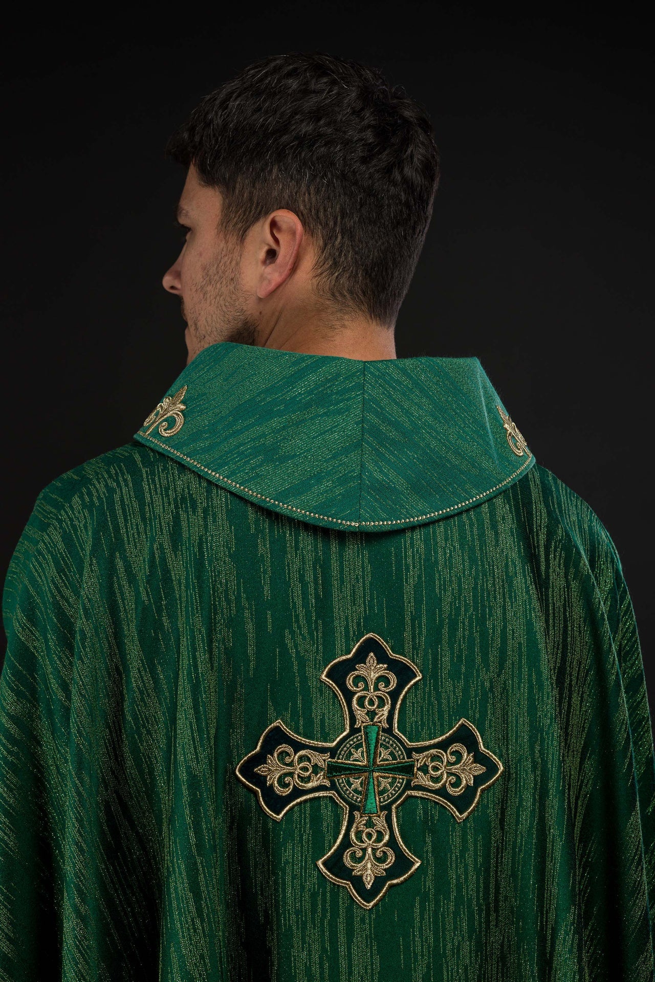Casulla verde con motivo de cruz bordado sobre tela decorativa