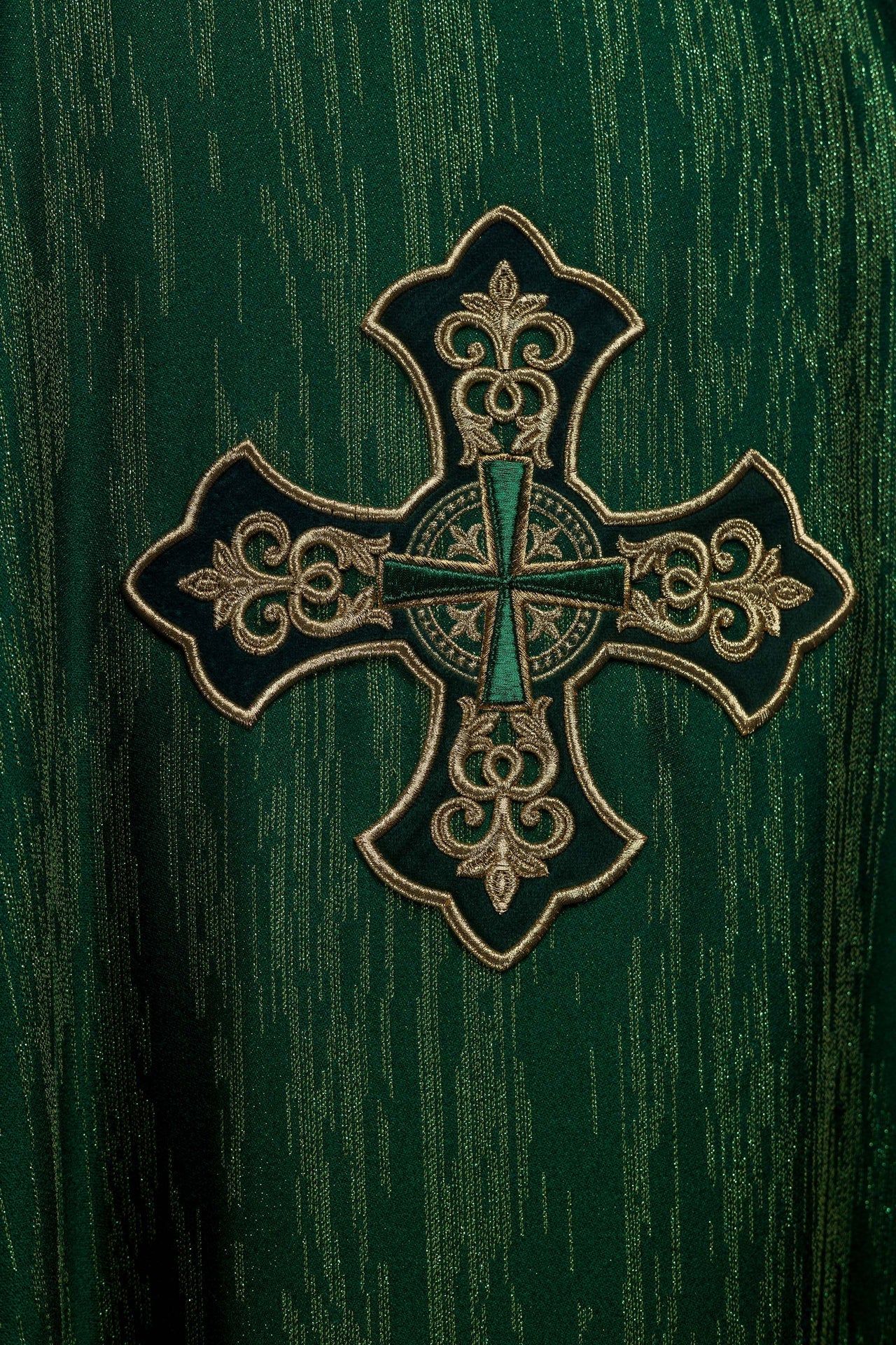 Casulla verde con motivo de cruz bordado sobre tela decorativa
