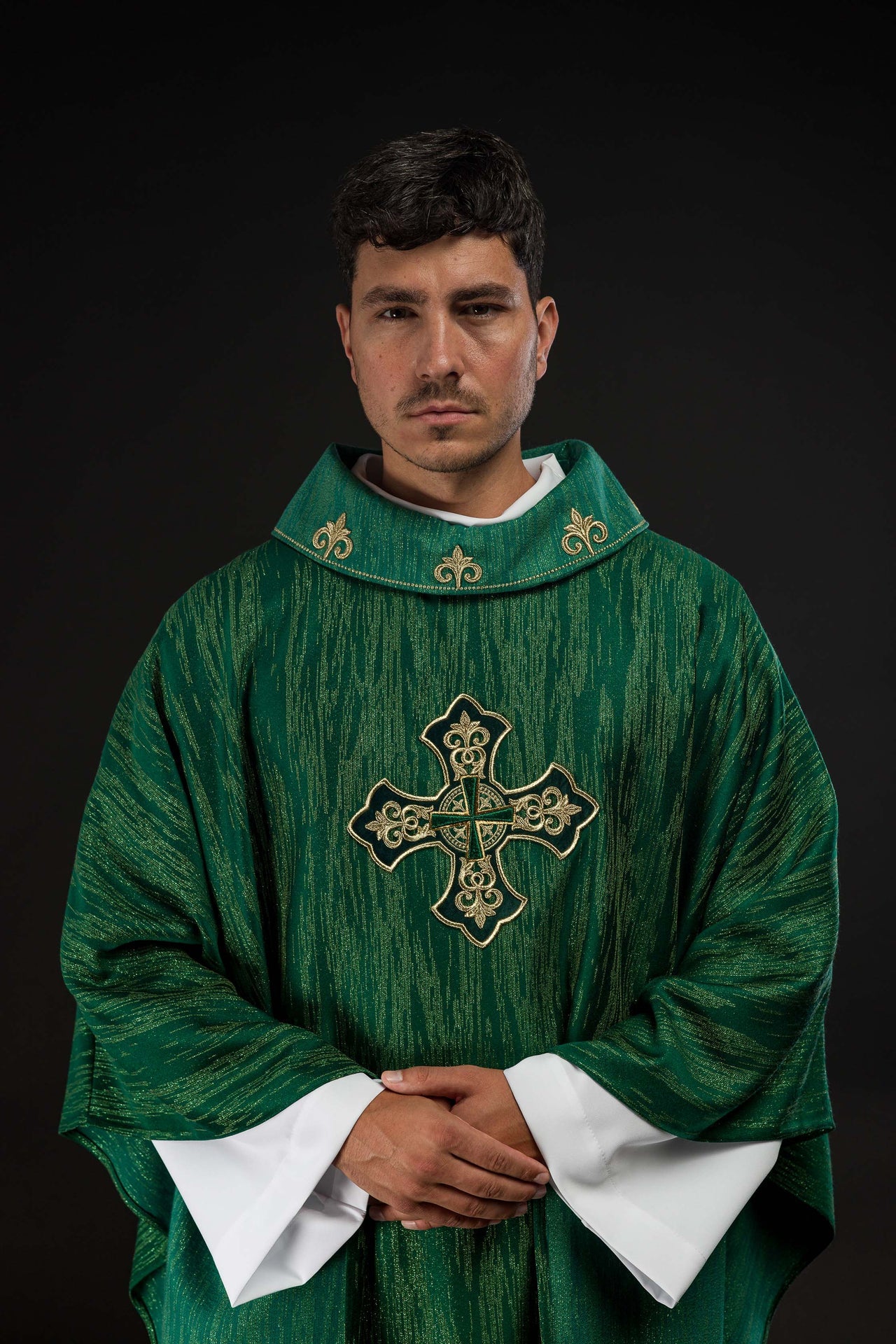 Casulla verde con motivo de cruz bordado sobre tela decorativa