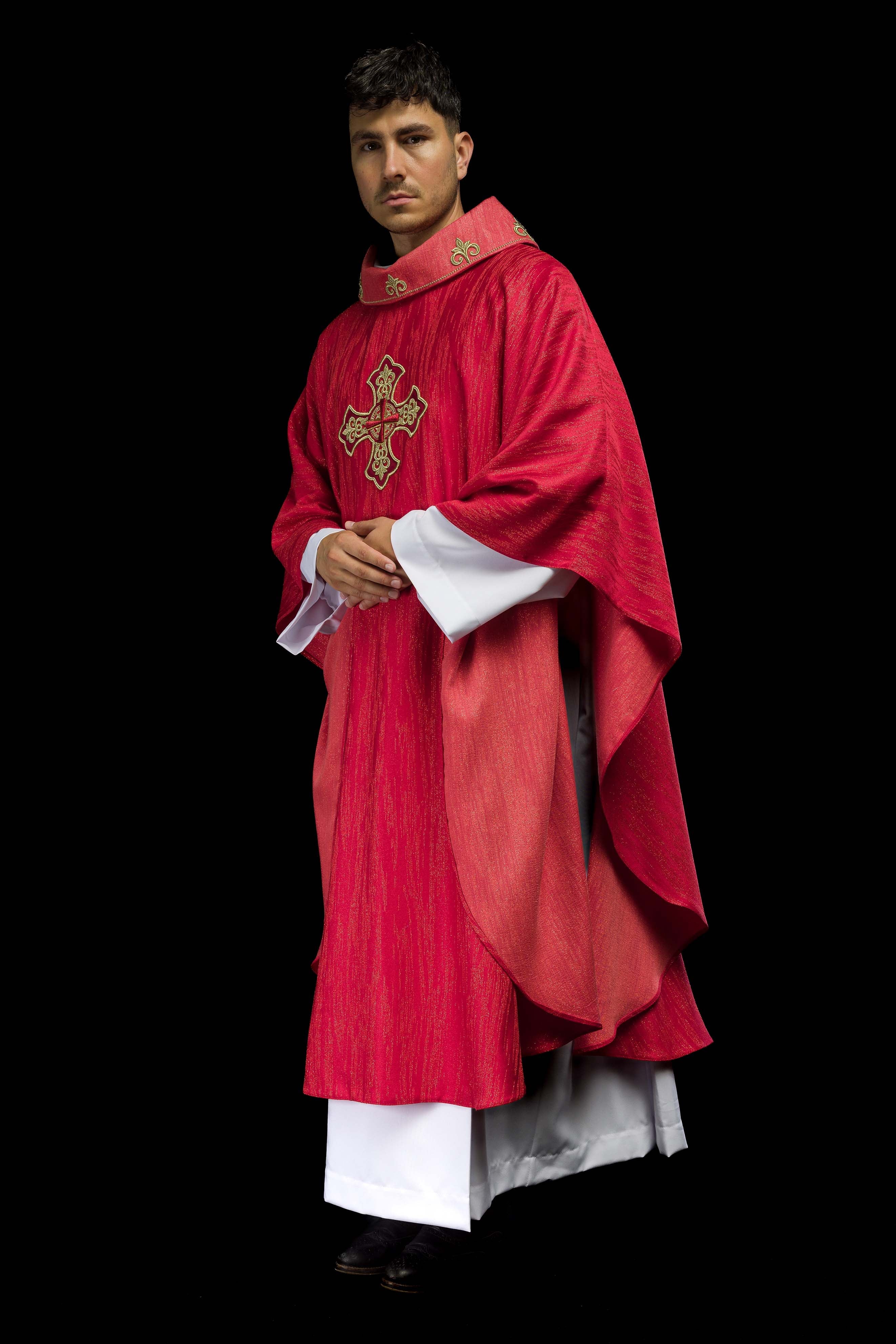Casulla roja con motivo bordado de cruz sobre tejido decorativo