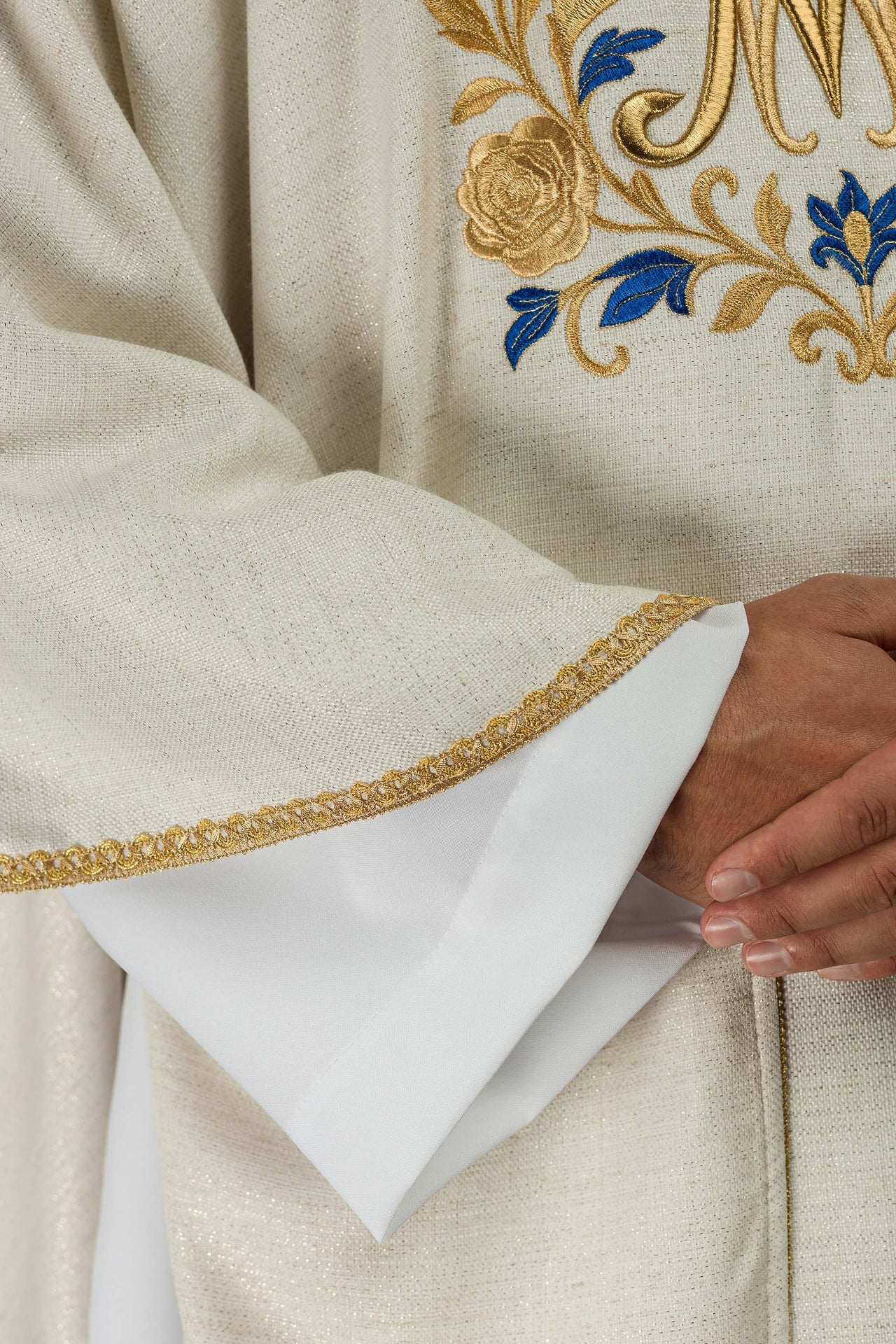 Casulla bordada con motivo mariano en color marfil