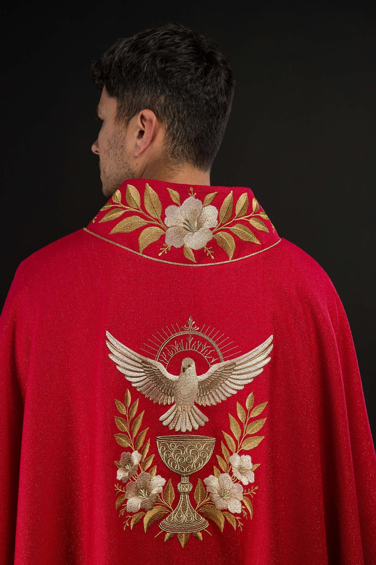 Casulla roja con cuello bordado y símbolo del Espíritu Santo
