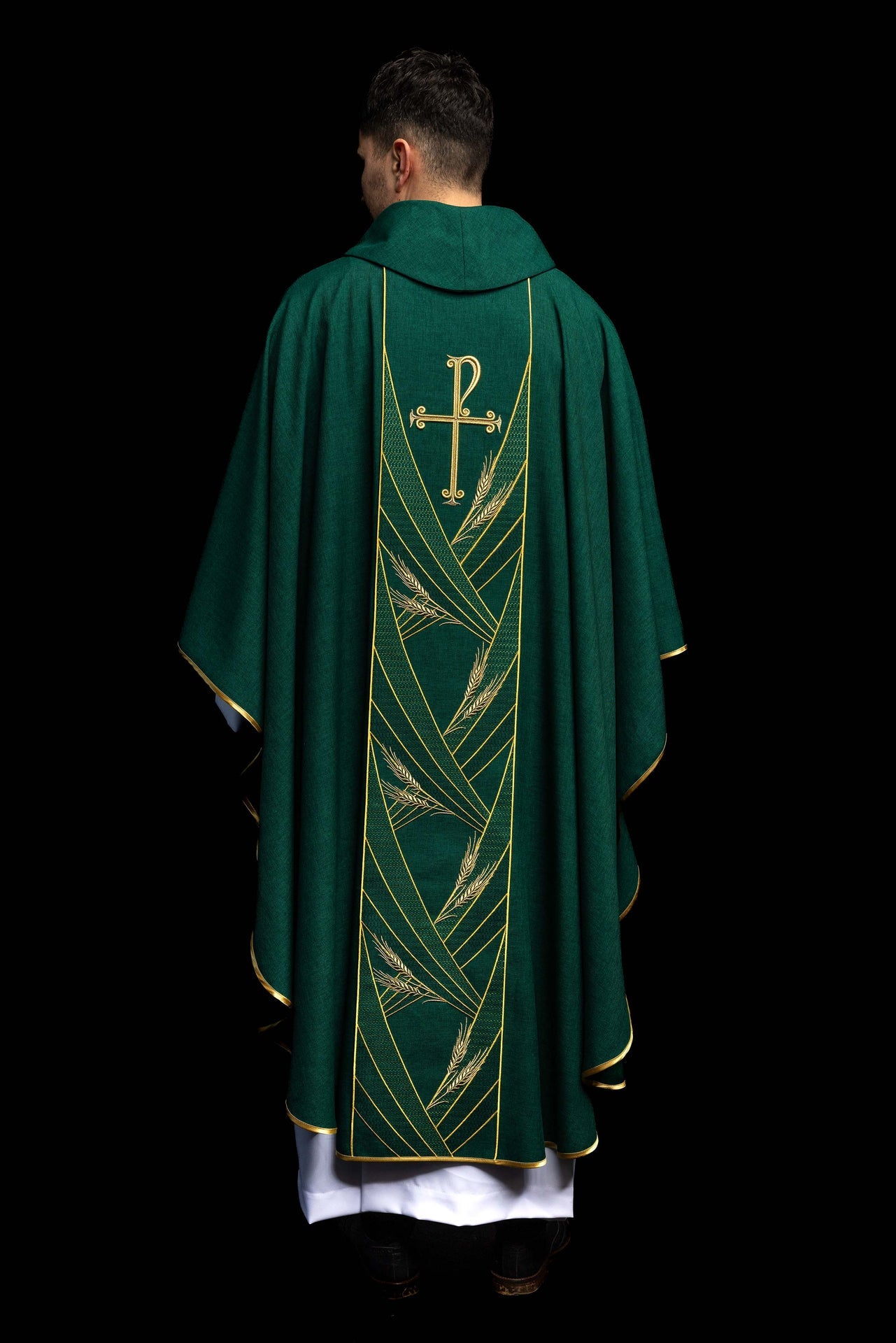 Casulla verde con banda bordada Pax