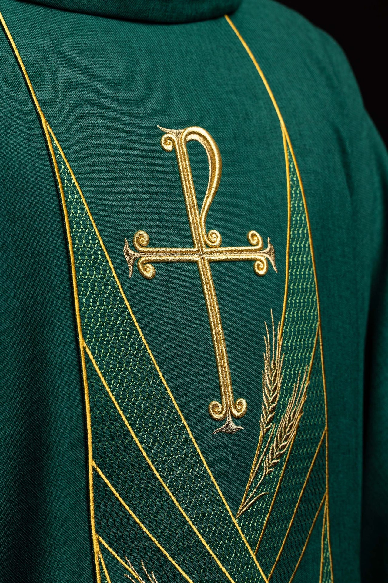 Casulla verde con banda bordada Pax