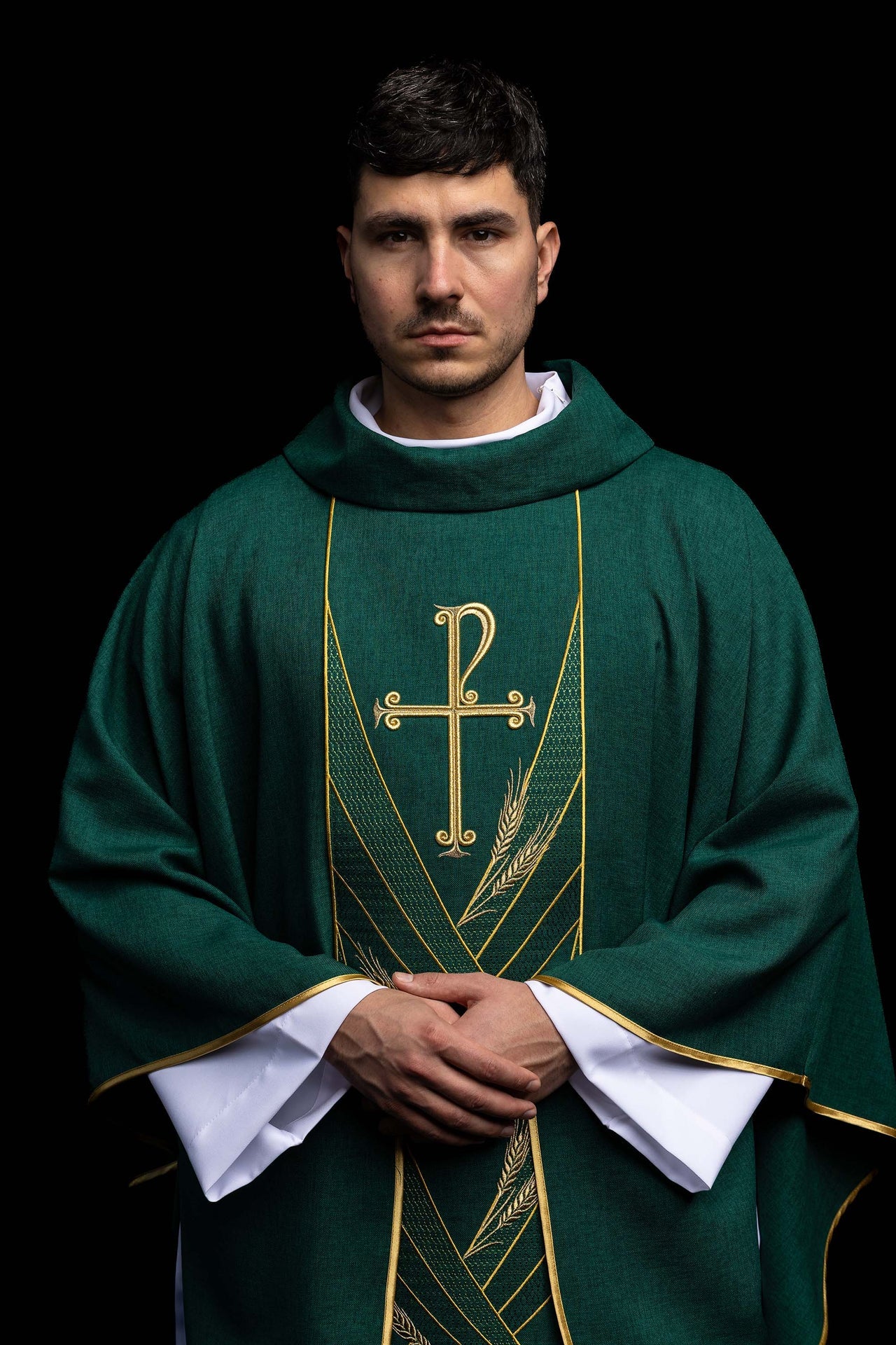 Casulla verde con banda bordada Pax