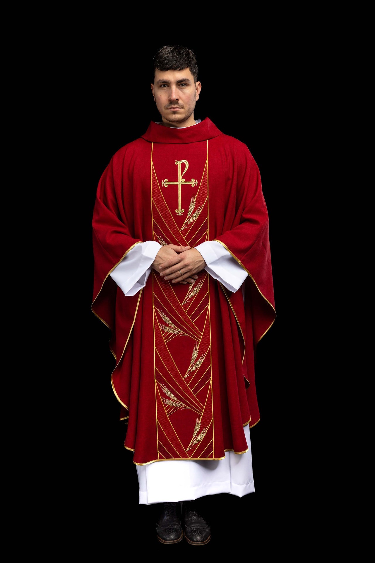 Casulla roja con banda bordada Pax