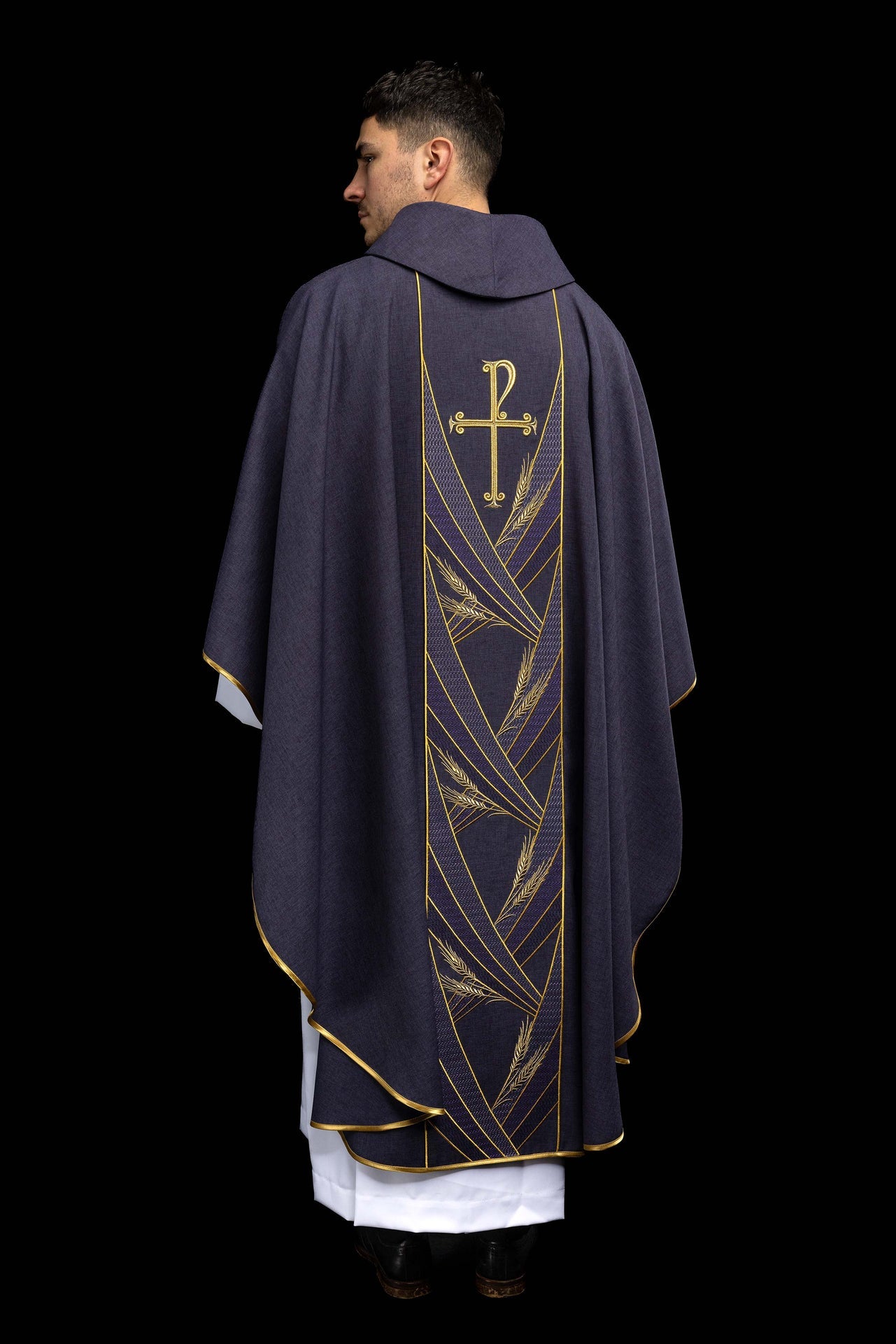 Casulla morada con banda bordada Pax