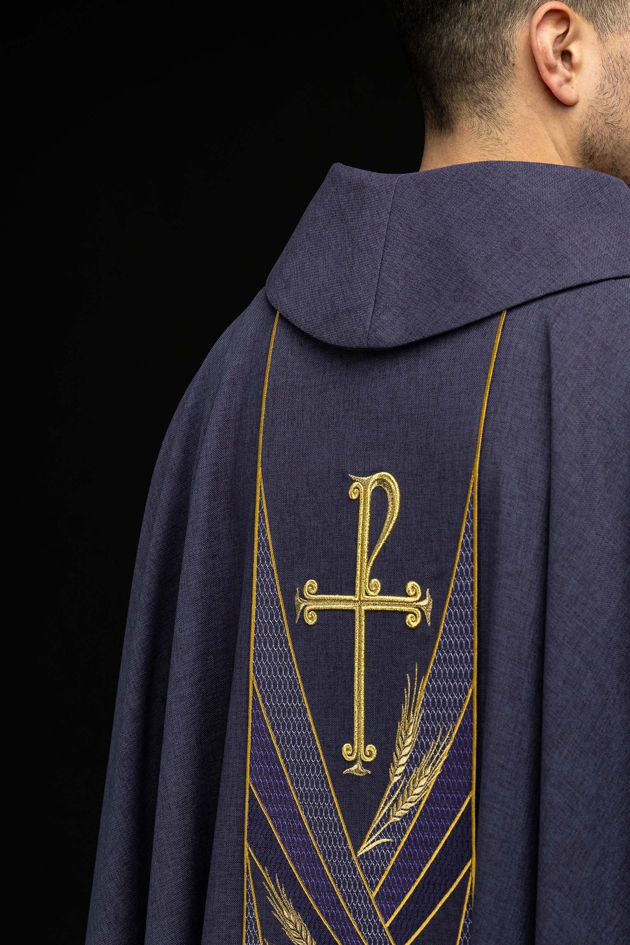 Casulla morada con banda bordada Pax