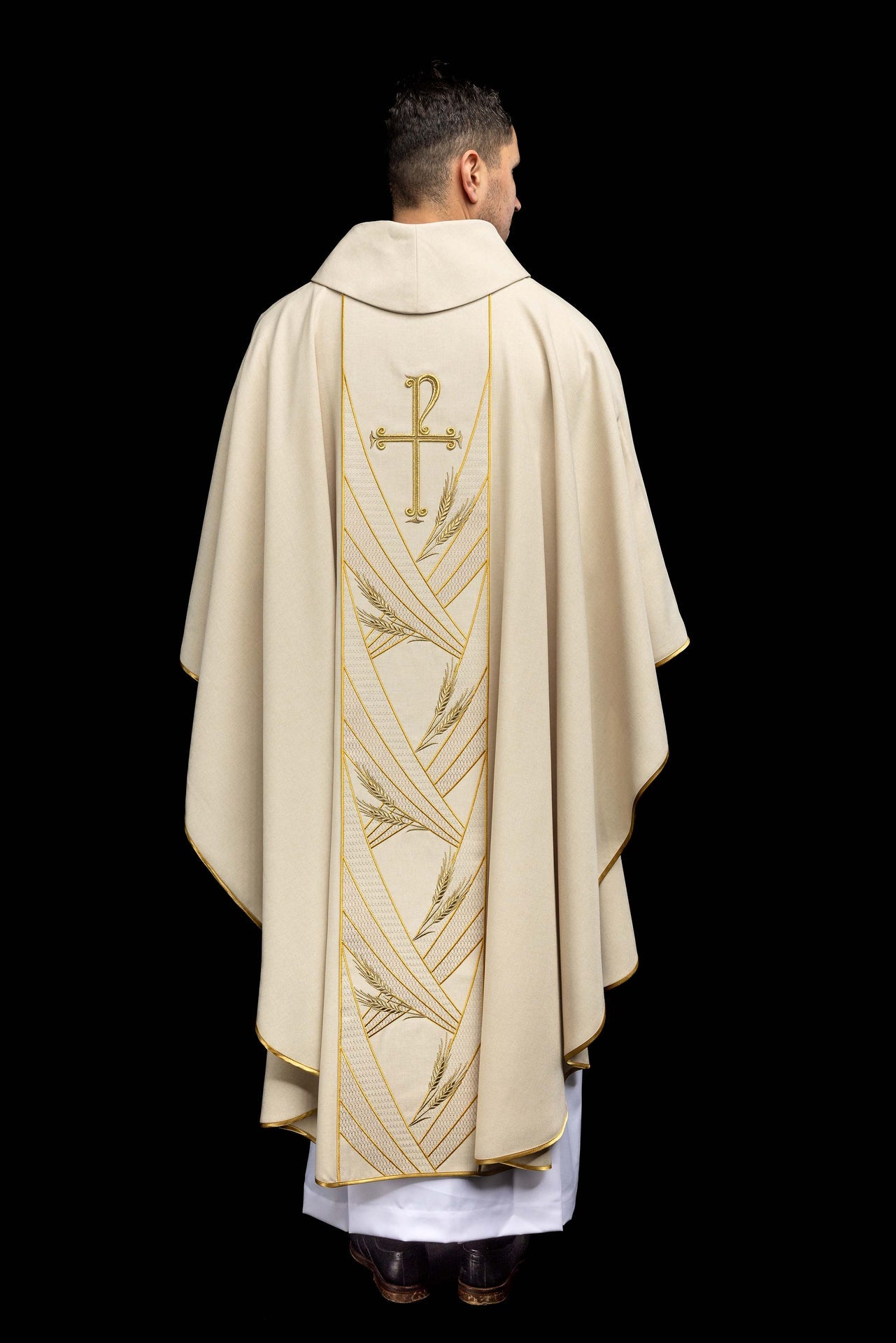 Casulla color ecru con banda bordada Pax