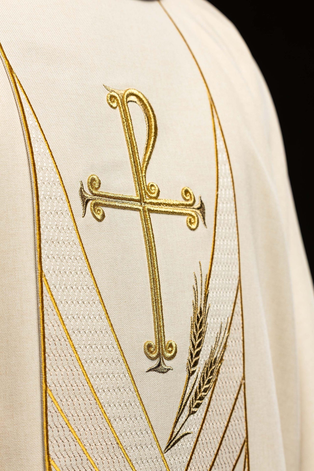 Casulla color ecru con banda bordada Pax