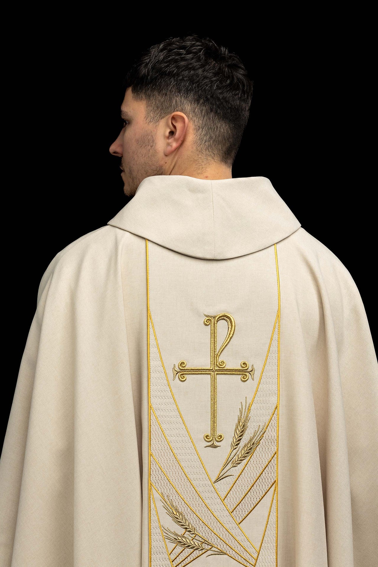 Casulla color ecru con banda bordada Pax