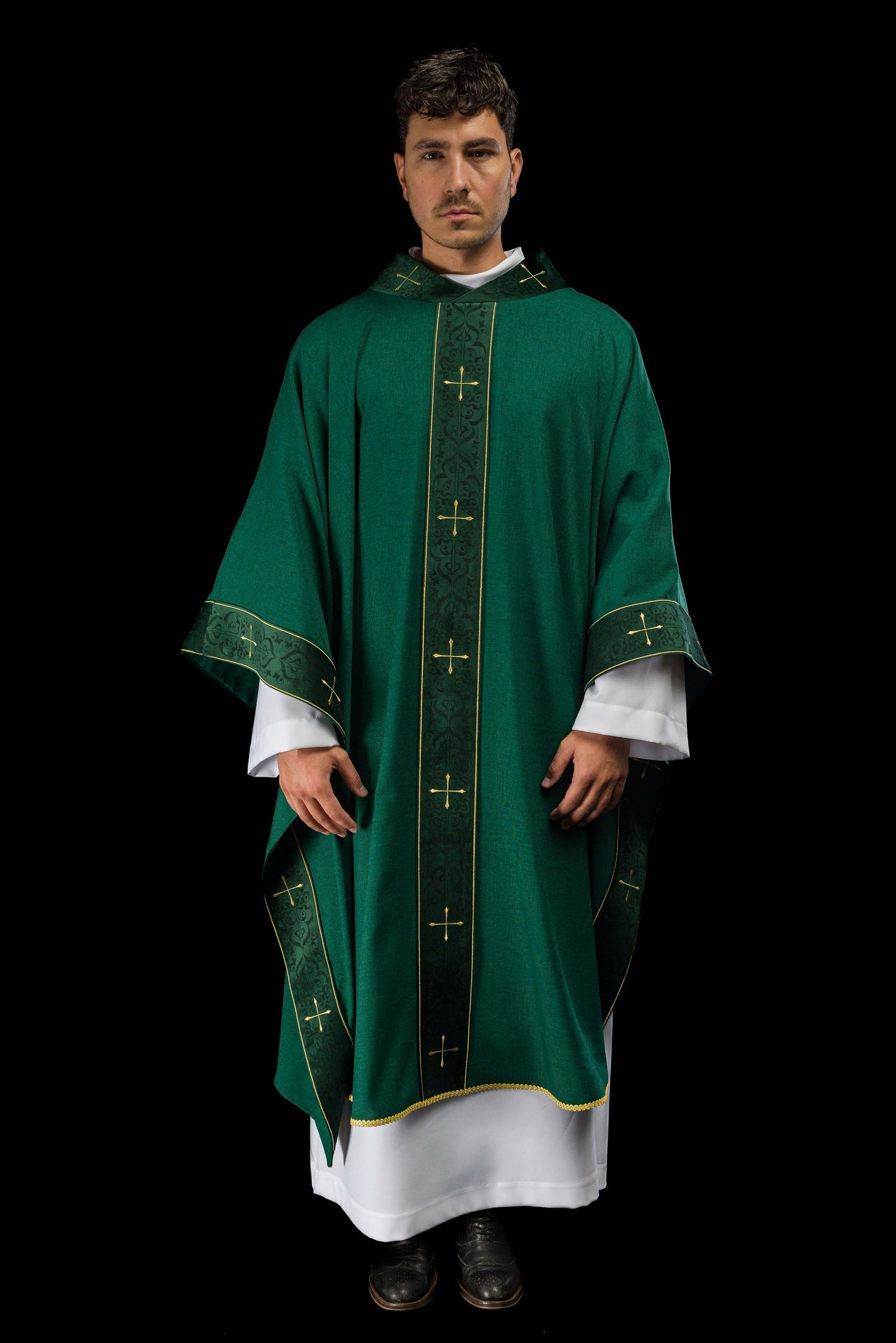Casulla en color verde con banda y cuello bordados de cruces