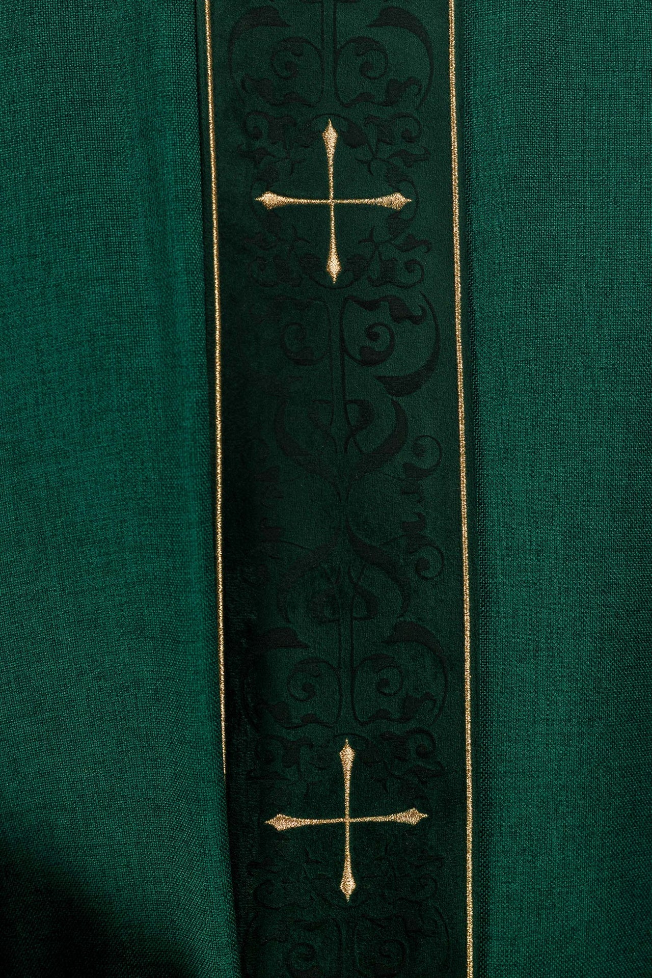 Casulla en color verde con banda y cuello bordados de cruces