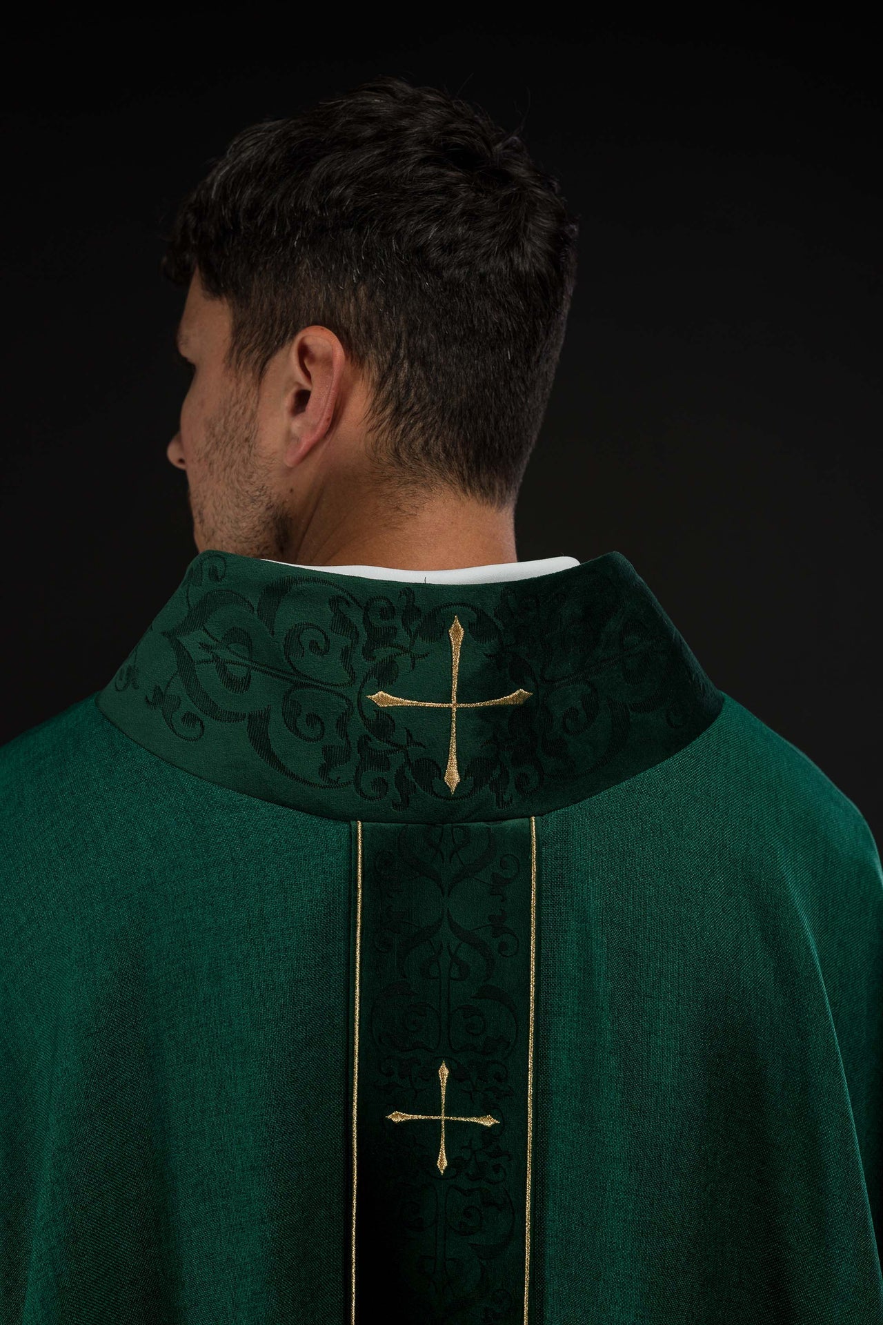Casulla en color verde con banda y cuello bordados de cruces