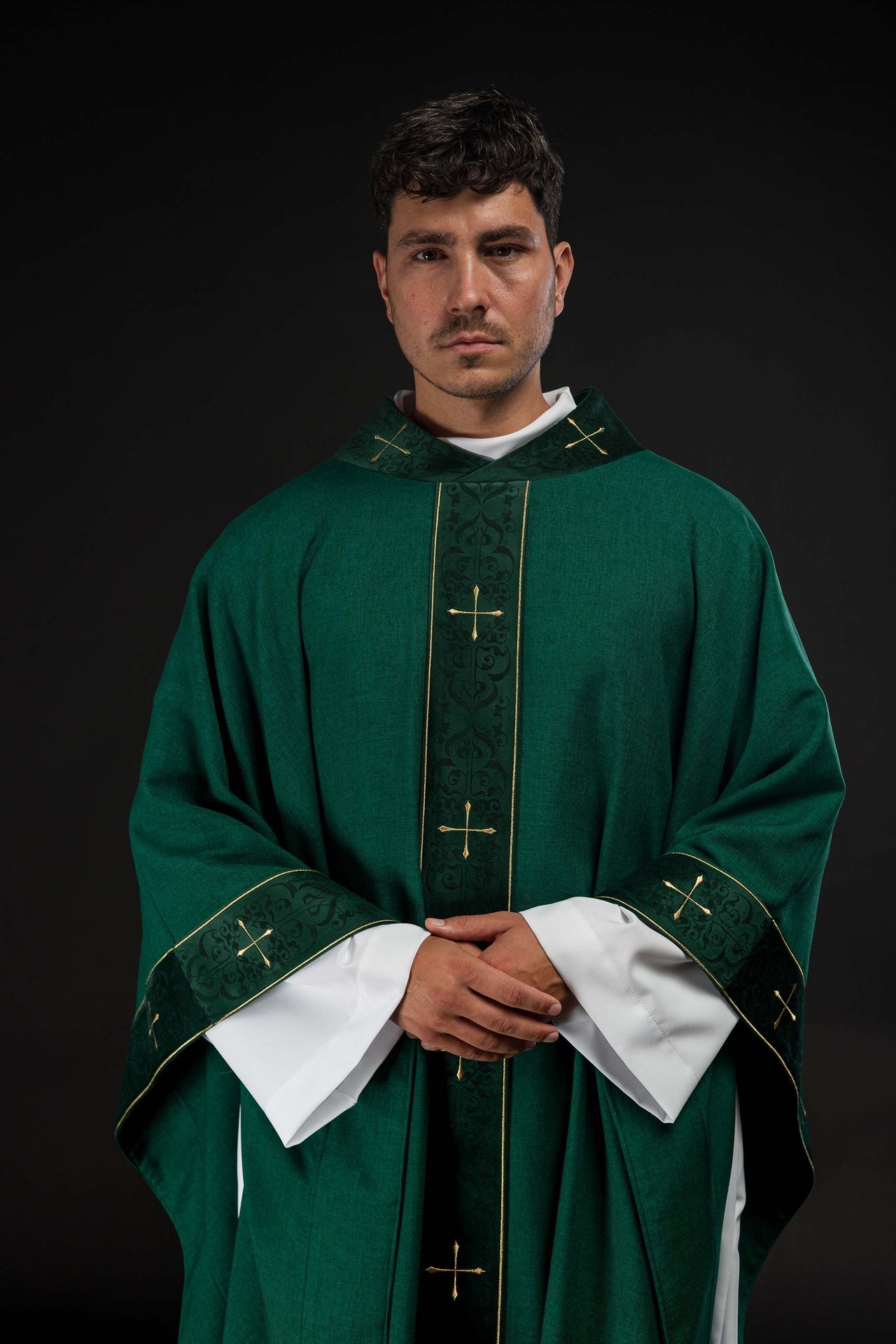 Casulla en color verde con banda y cuello bordados de cruces