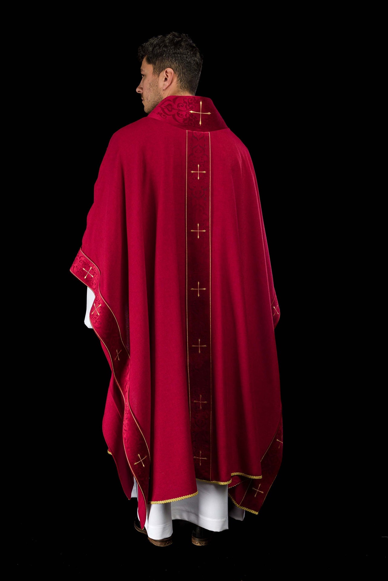Casulla en color rojo con banda y cuello bordados de cruces