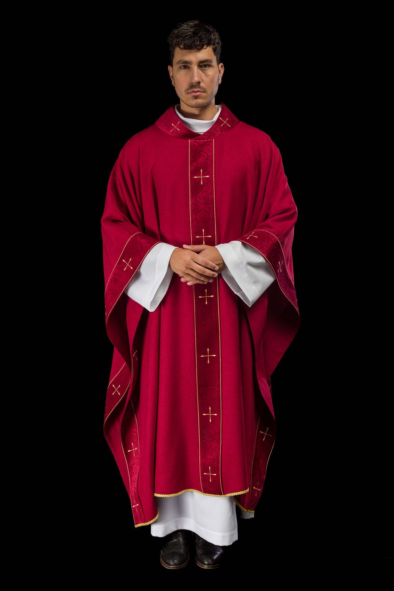Casulla en color rojo con banda y cuello bordados de cruces