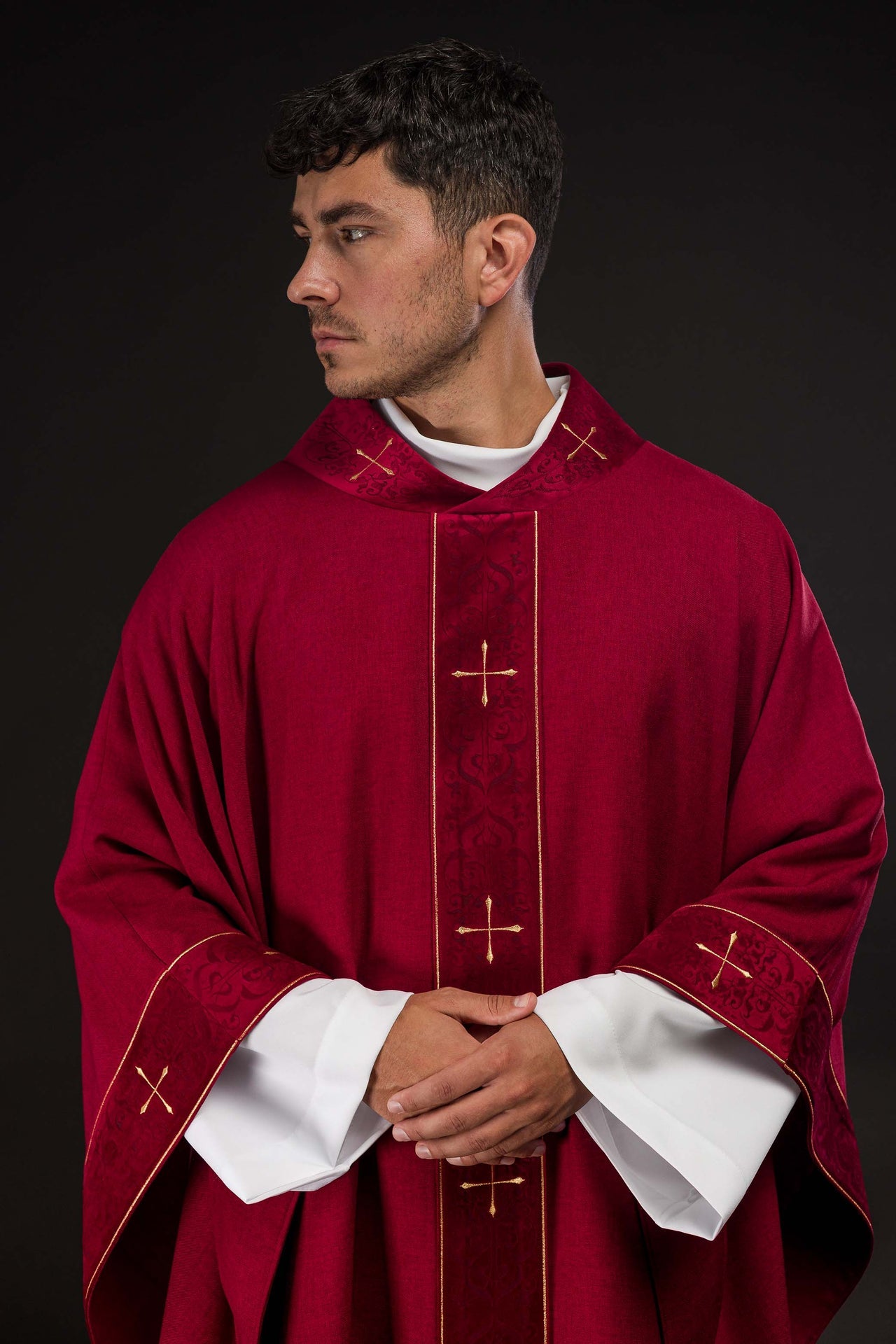 Casulla en color rojo con banda y cuello bordados de cruces