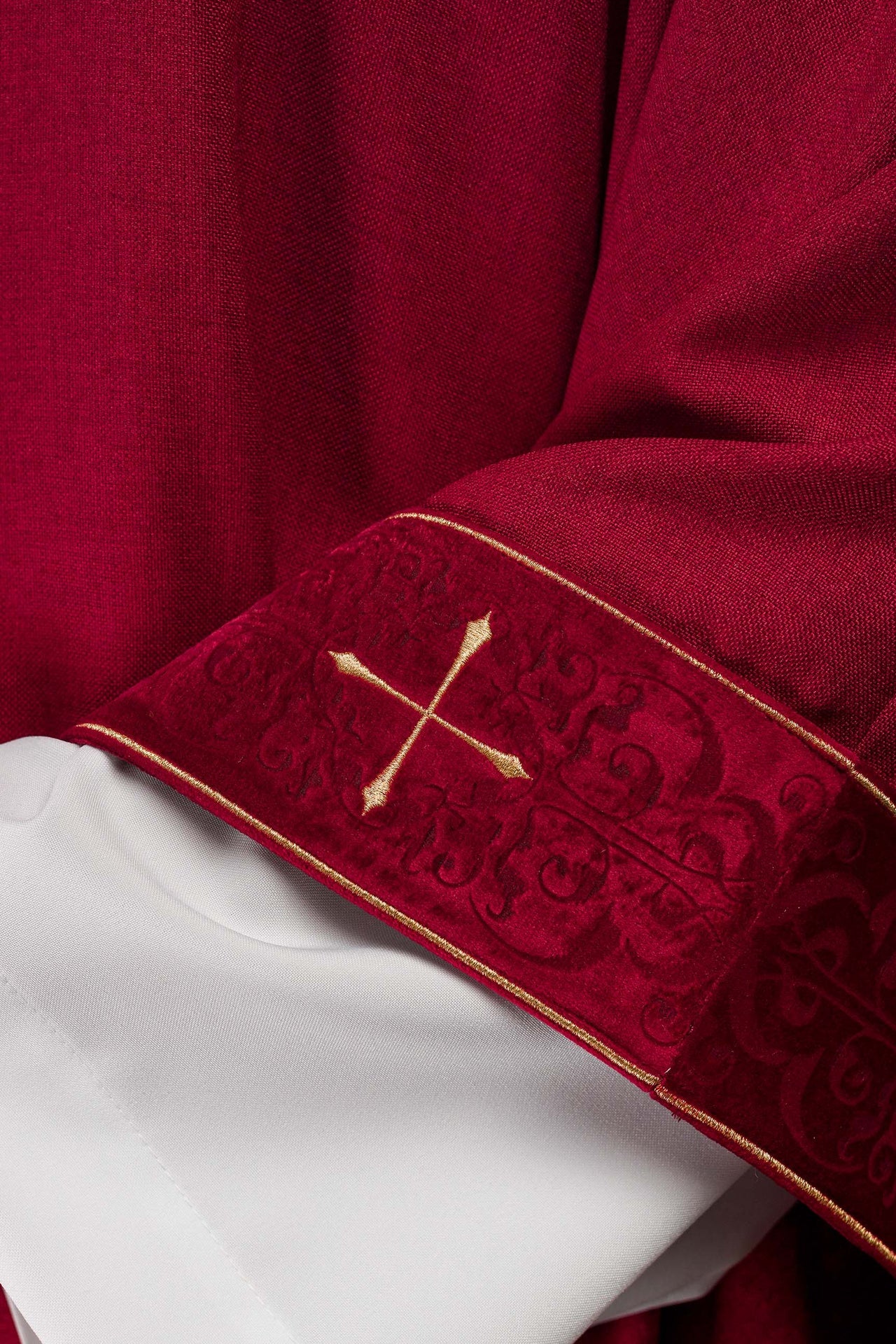 Casulla en color rojo con banda y cuello bordados de cruces