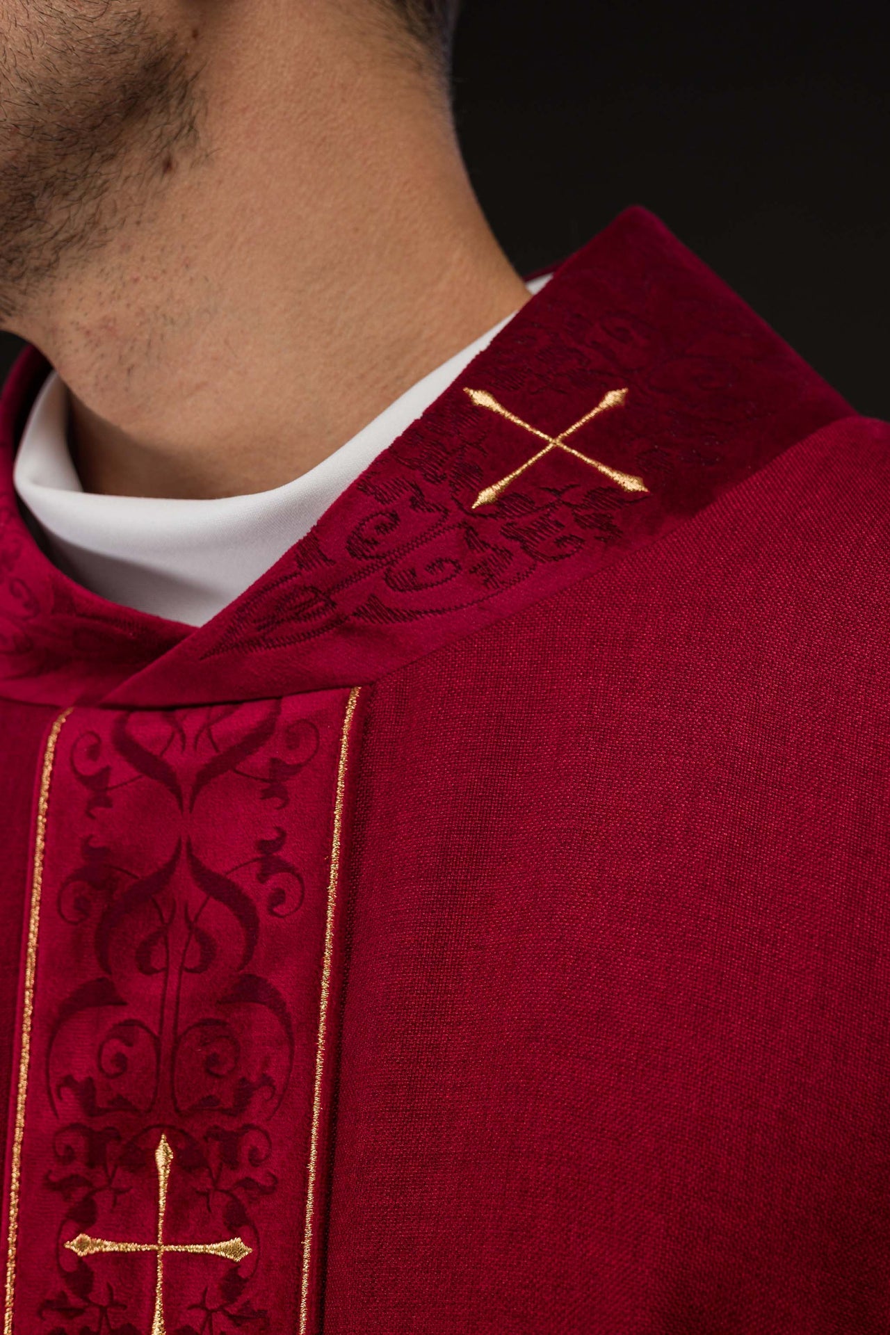 Casulla en color rojo con banda y cuello bordados de cruces