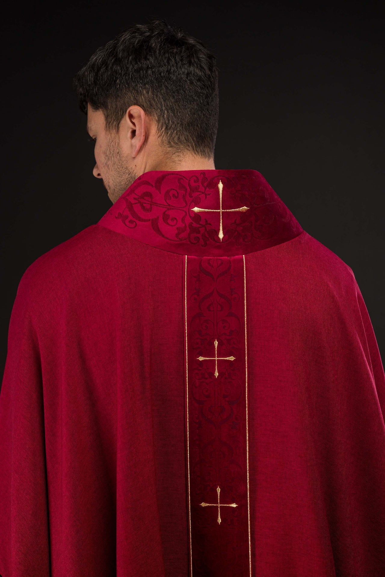 Casulla en color rojo con banda y cuello bordados de cruces