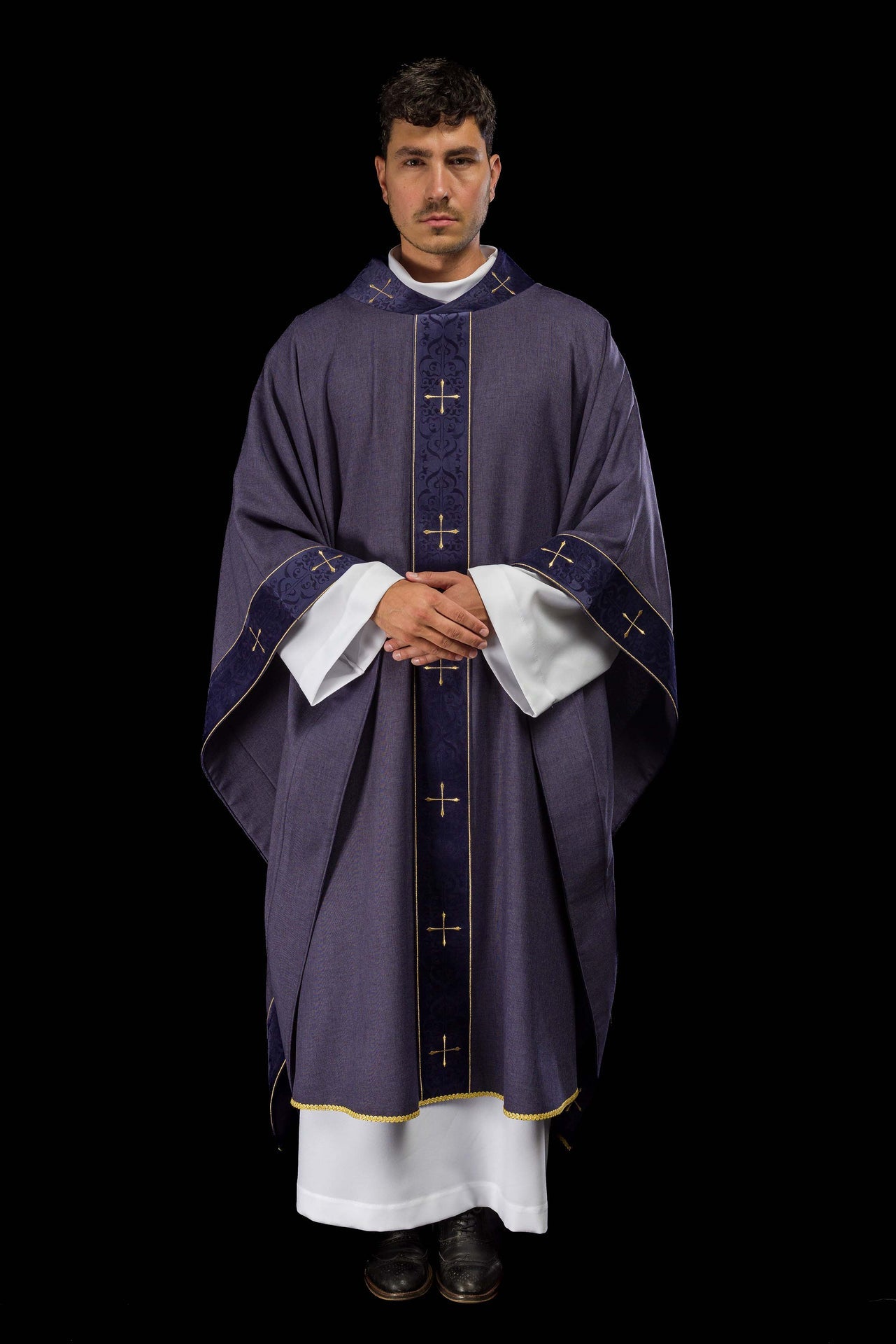 Casulla en color morado con banda y cuello bordados de cruces