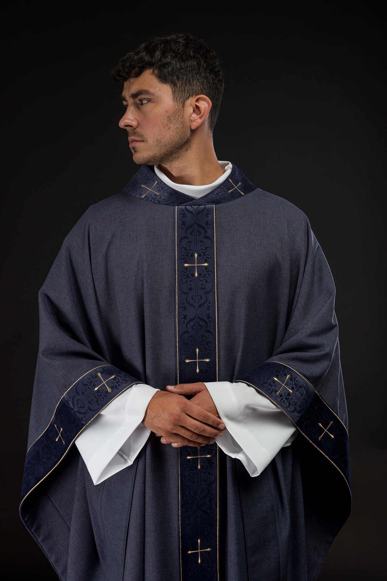Casulla en color morado con banda y cuello bordados de cruces