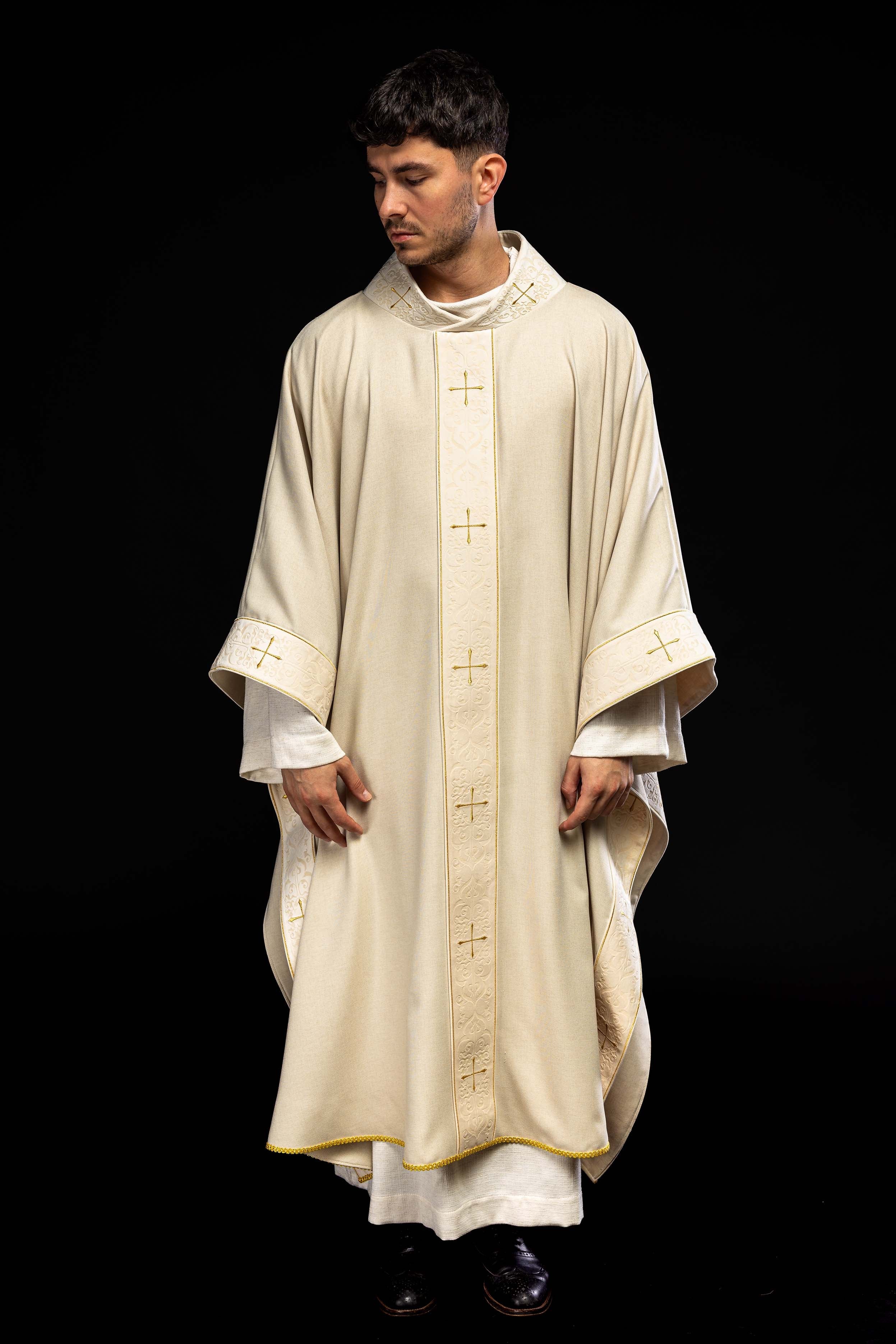 Casulla color ecru con banda y cuello bordados con cruces