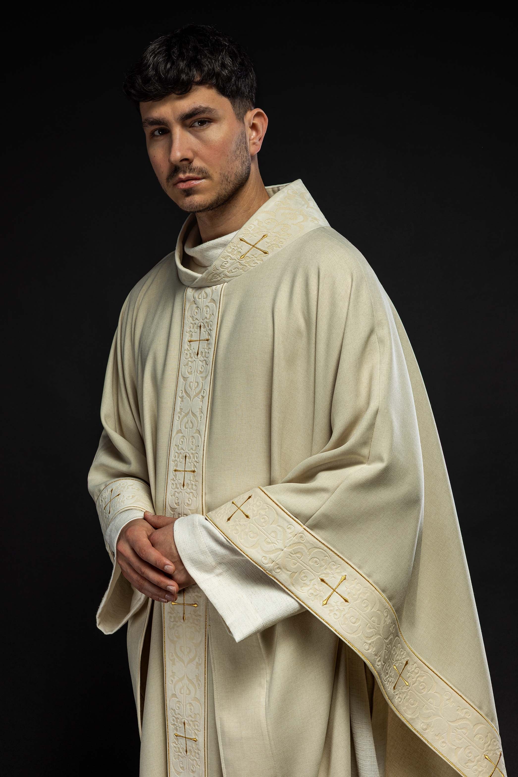 Casulla color ecru con banda y cuello bordados con cruces