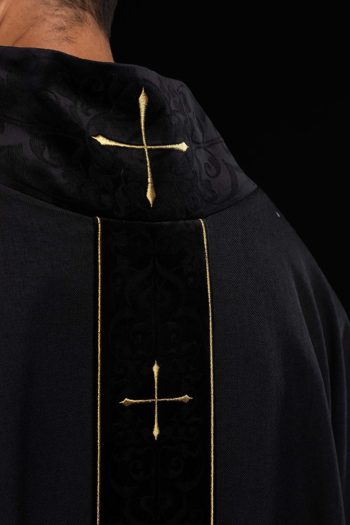 Casulla litúrgica negra con galón central bordado y cuello con cruces