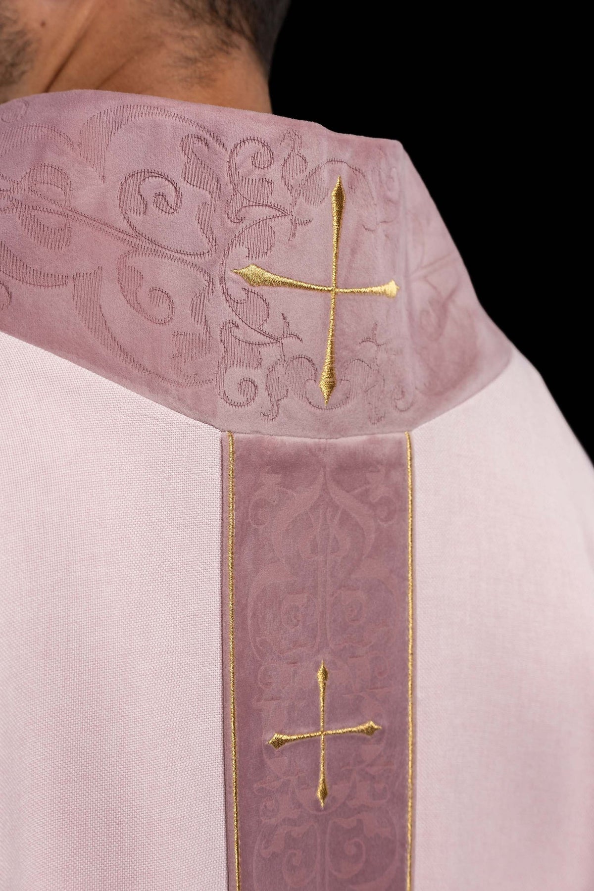 Casulla rosa con galón central bordado y cuello con cruces