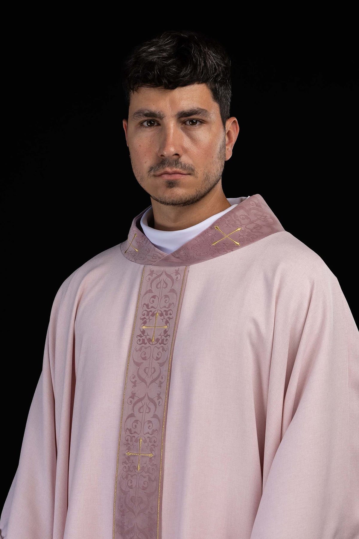 Casulla rosa con galón central bordado y cuello con cruces