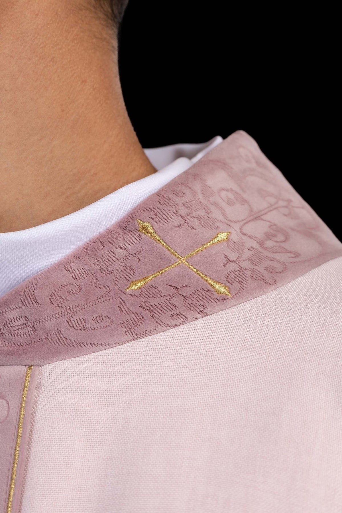 Casulla rosa con galón central bordado y cuello con cruces