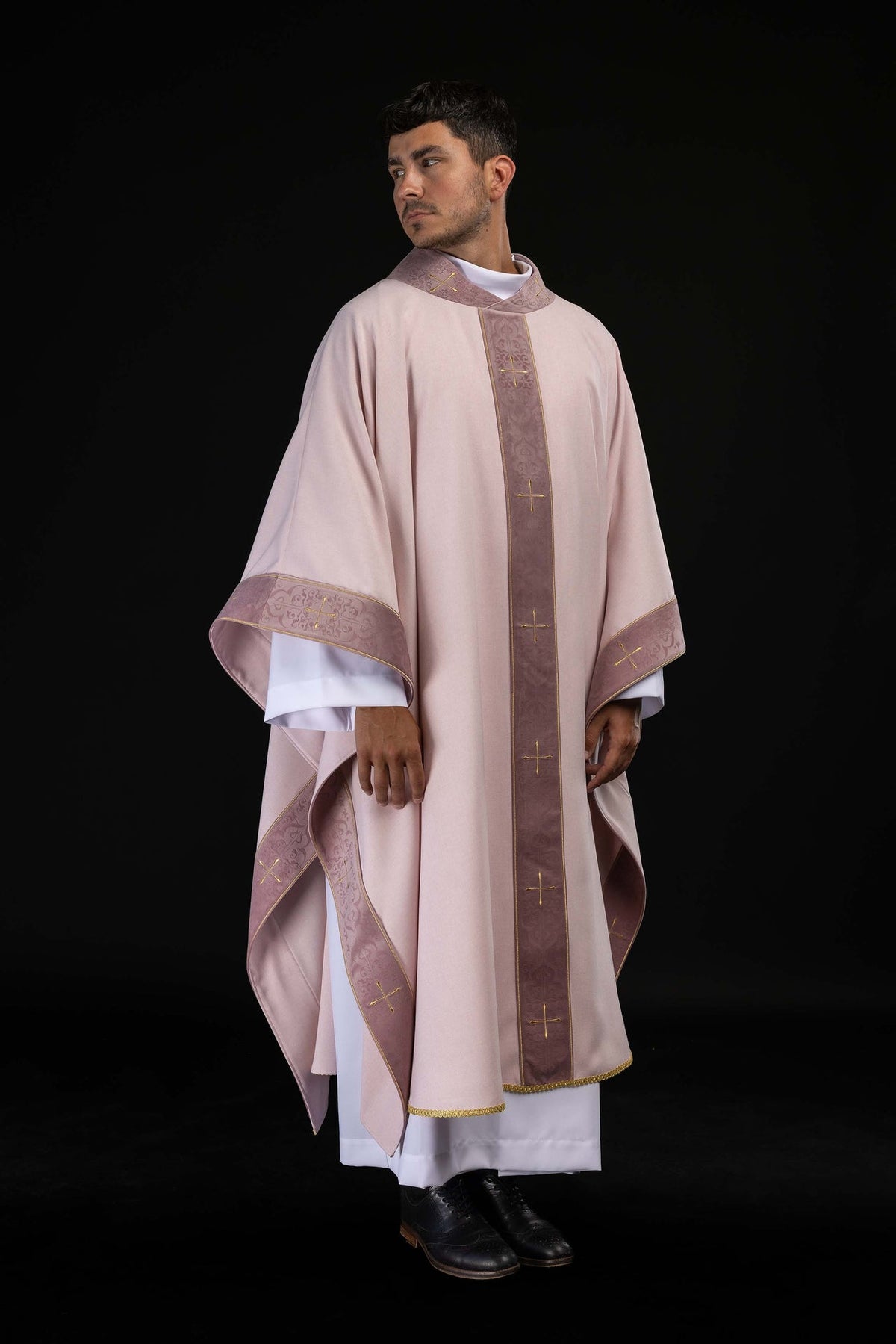 Casulla rosa con galón central bordado y cuello con cruces