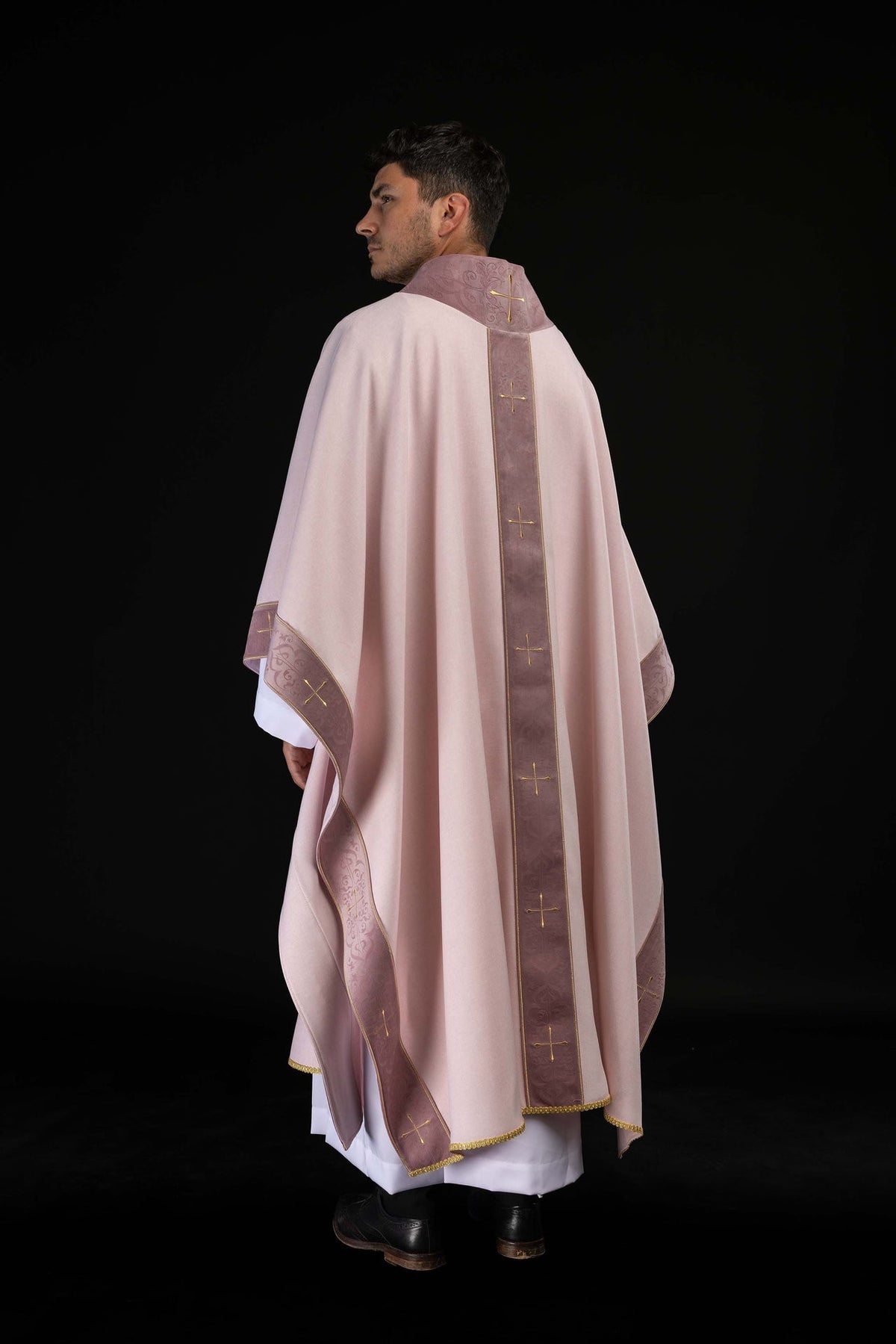 Casulla rosa con galón central bordado y cuello con cruces