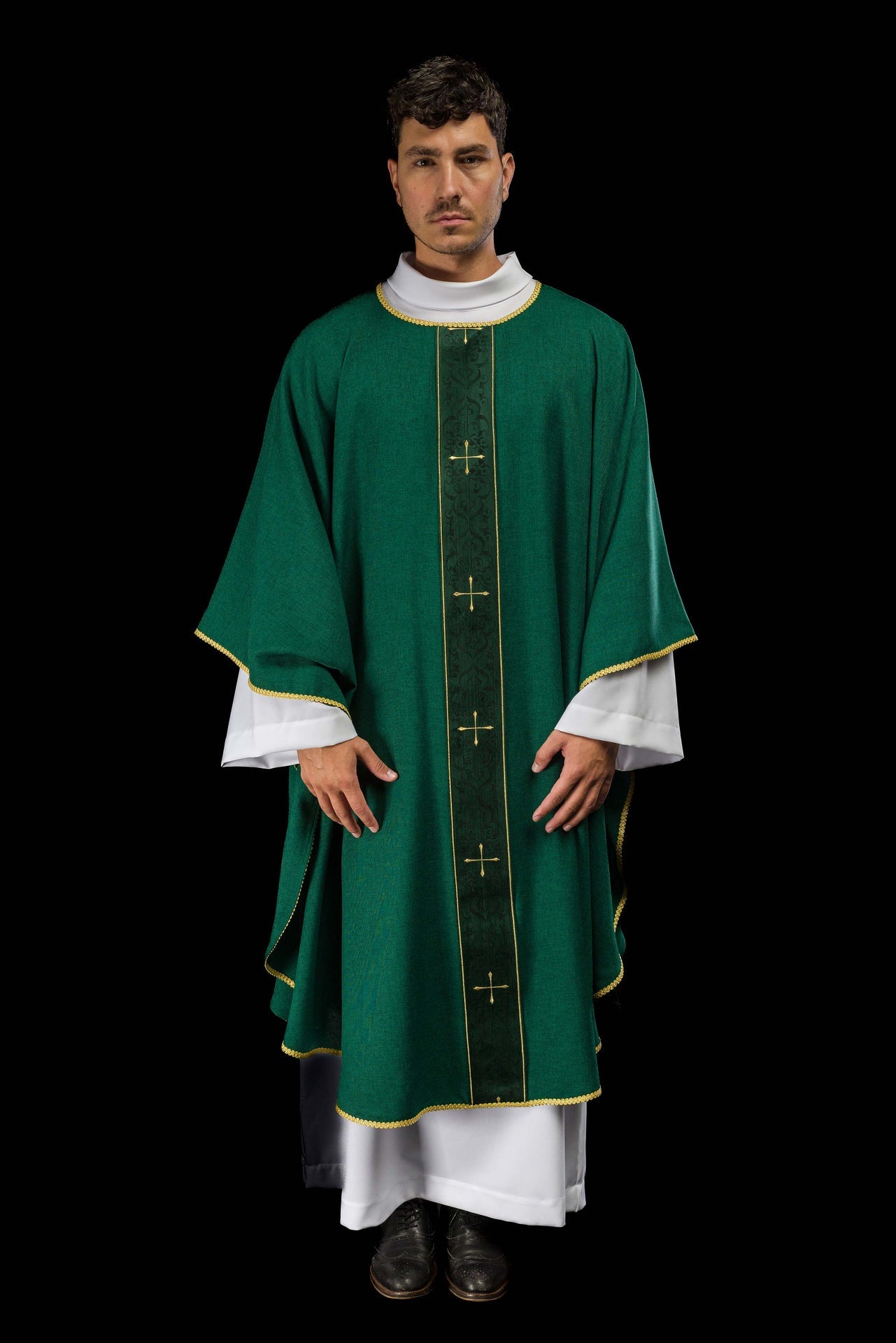 Casulla en color verde con banda bordada de cruces