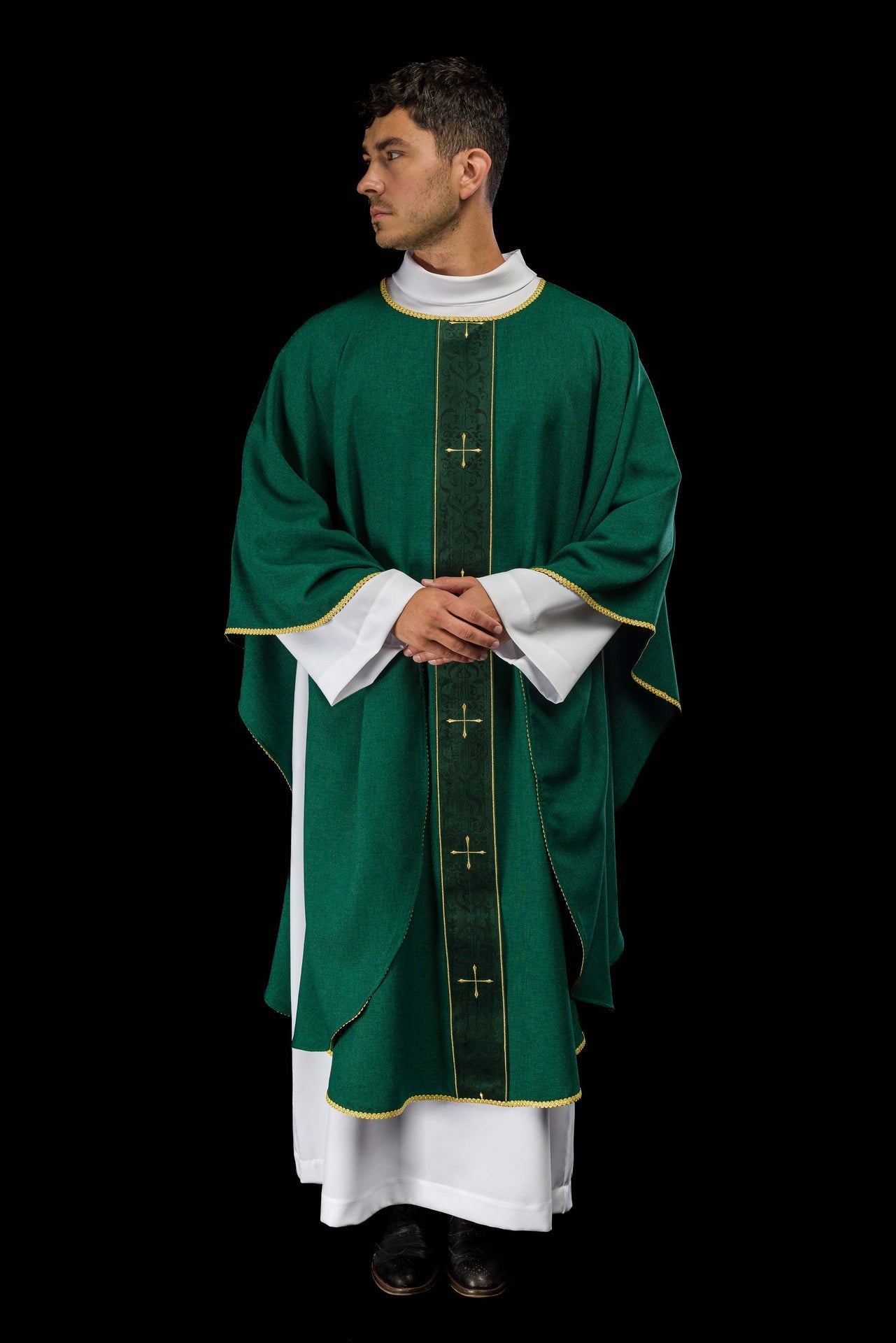 Casulla en color verde con banda bordada de cruces