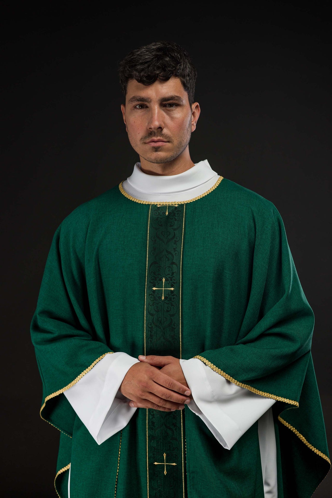 Casulla en color verde con banda bordada de cruces