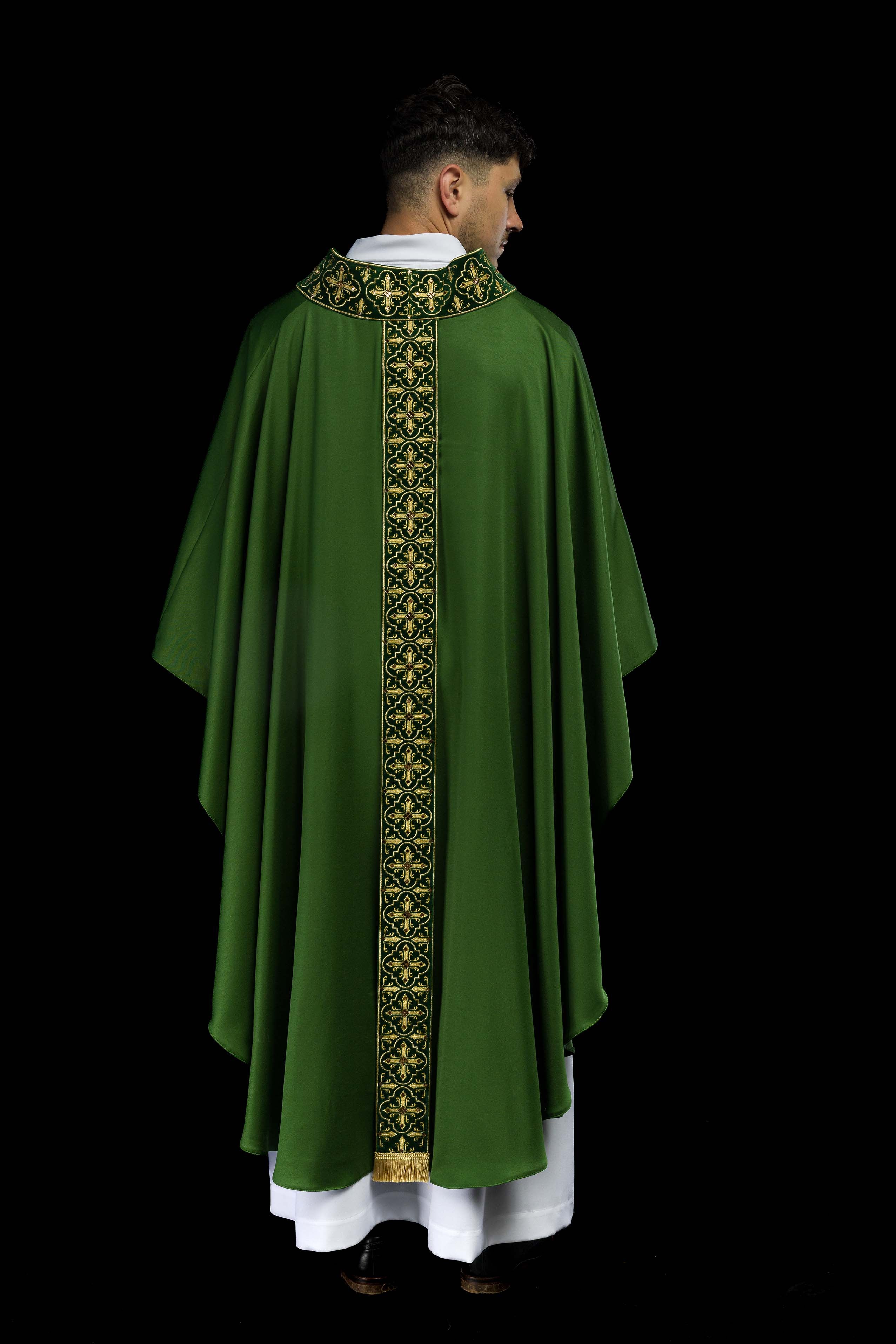 Casulla verde con galón ricamente bordado y decorado con 500 piedras