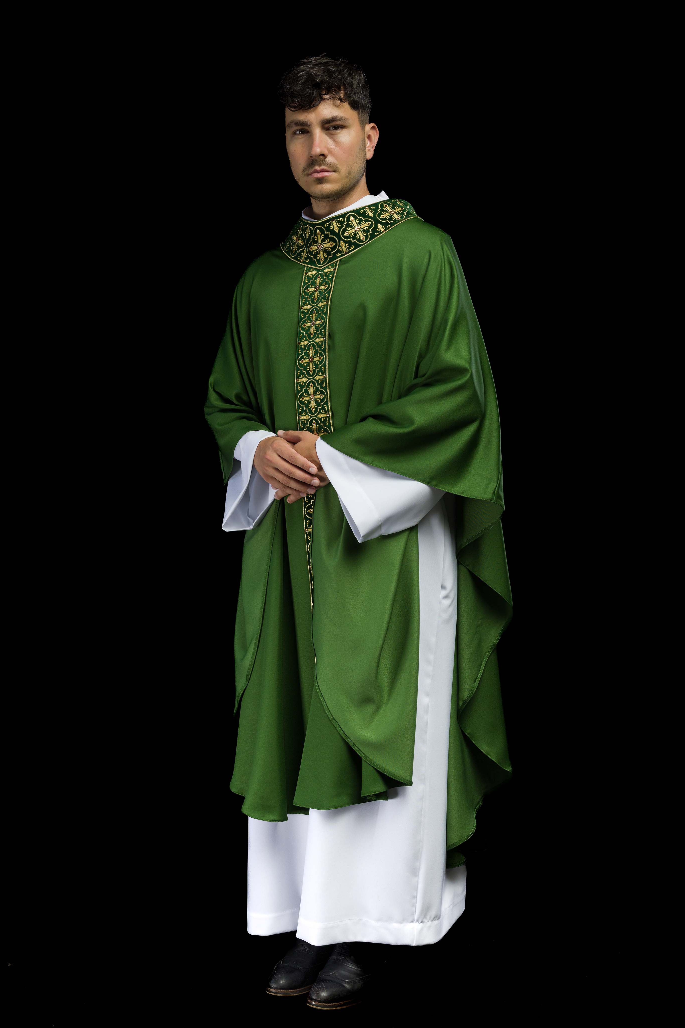 Casulla verde con galón ricamente bordado y decorado con 500 piedras