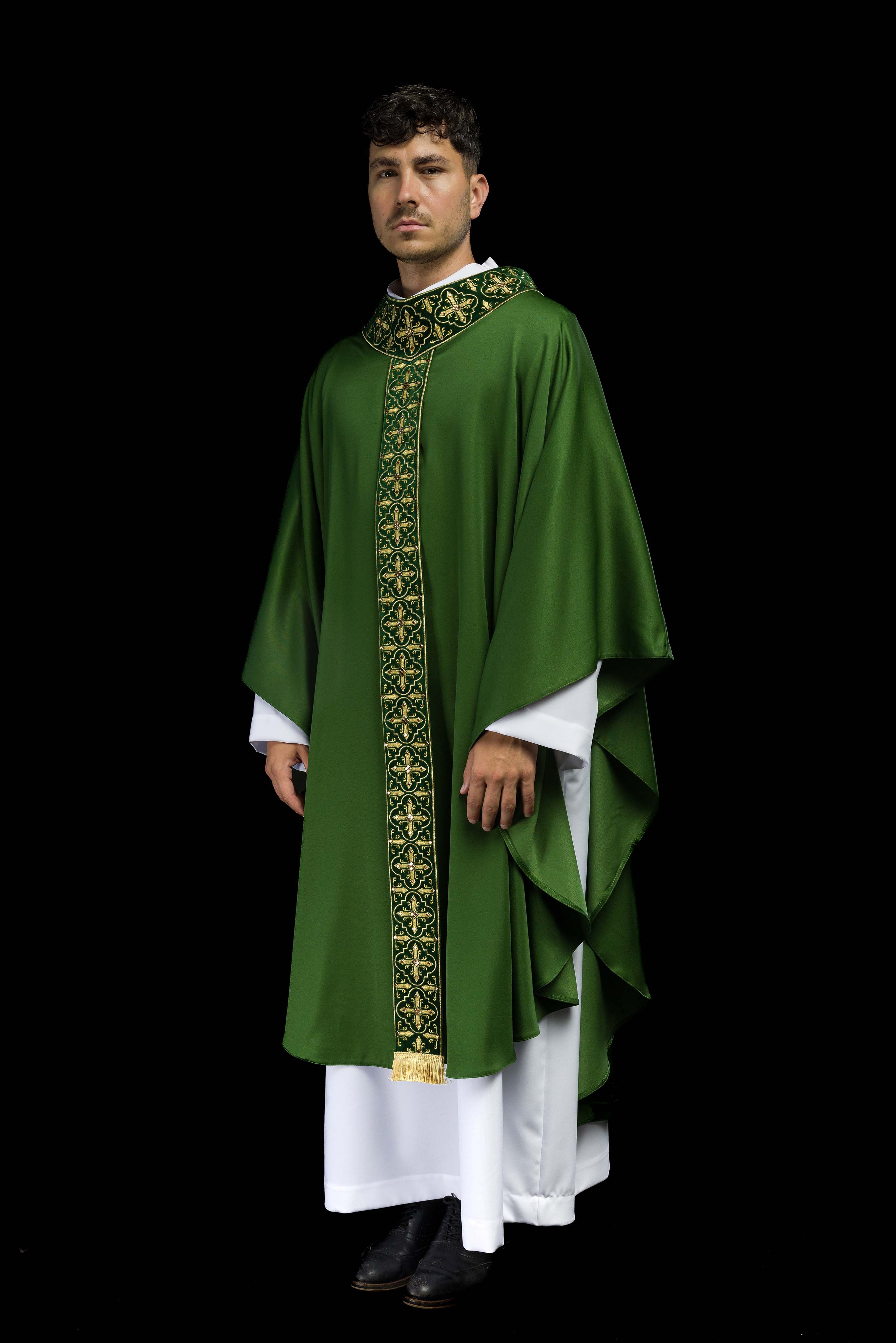 Casulla verde con galón ricamente bordado y decorado con 500 piedras