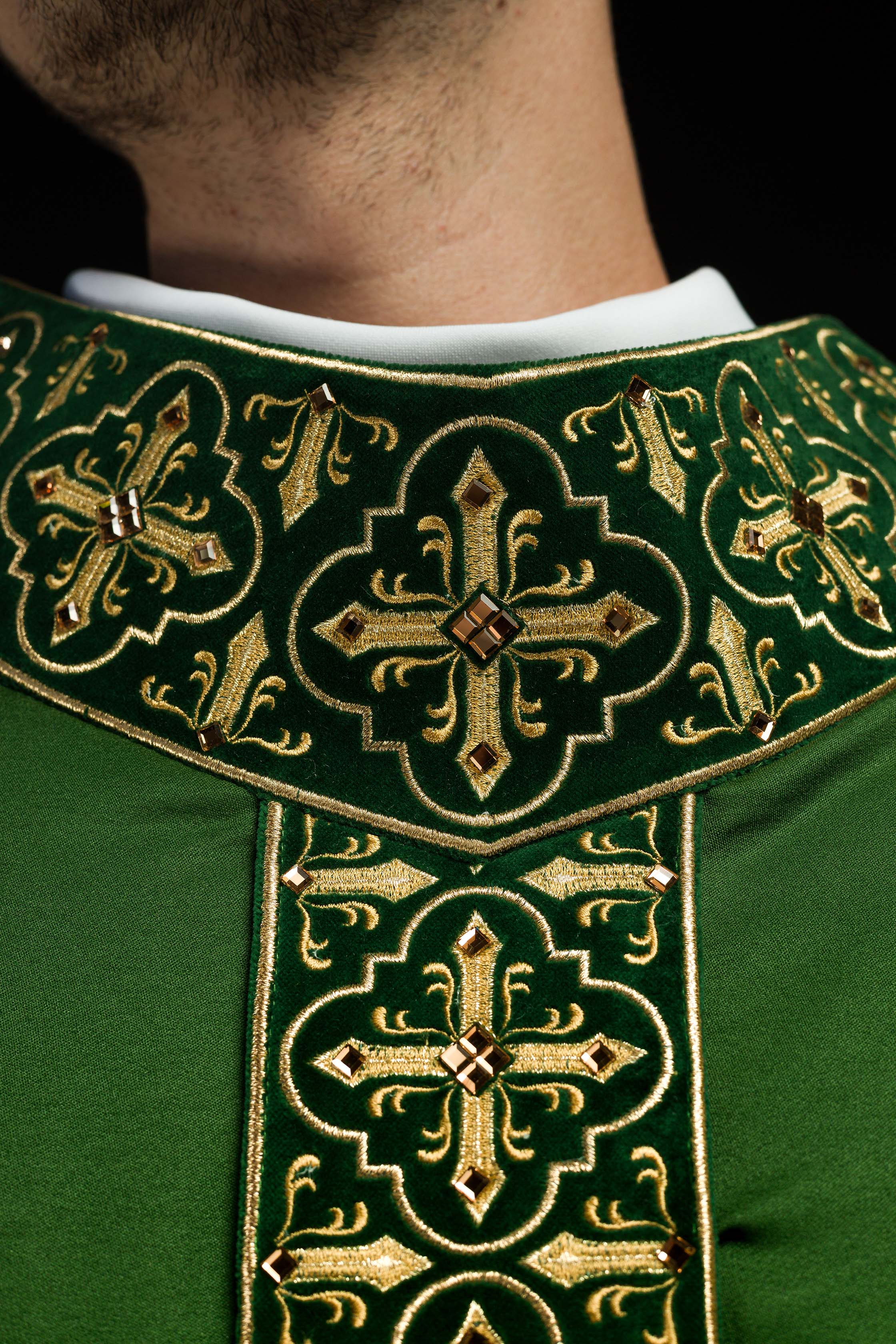 Casulla verde con galón ricamente bordado y decorado con 500 piedras