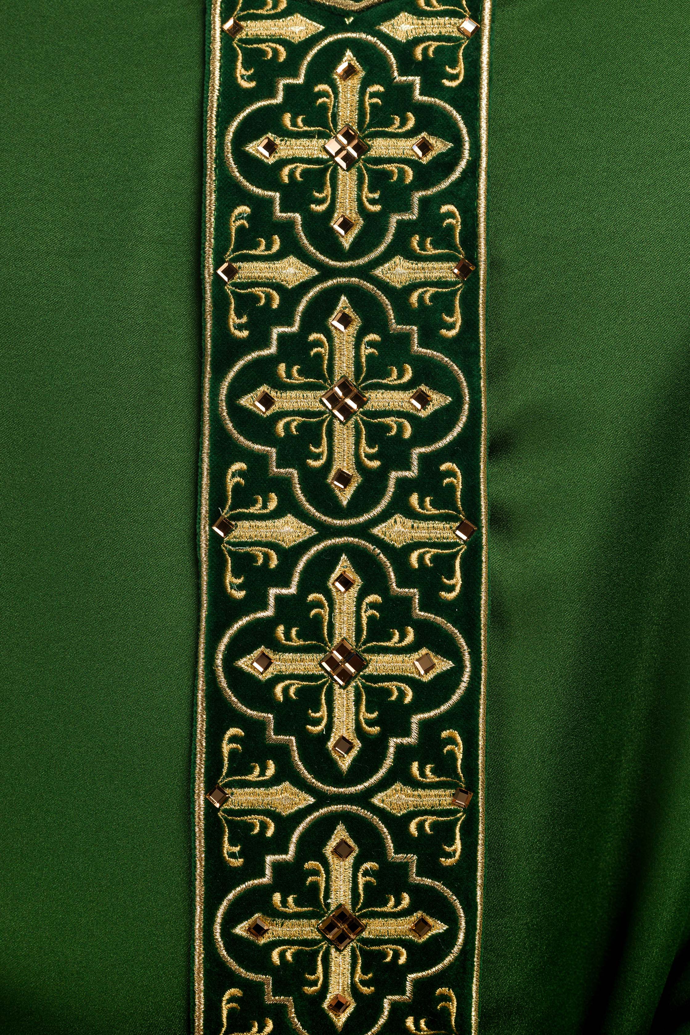 Casulla verde con galón ricamente bordado y decorado con 500 piedras