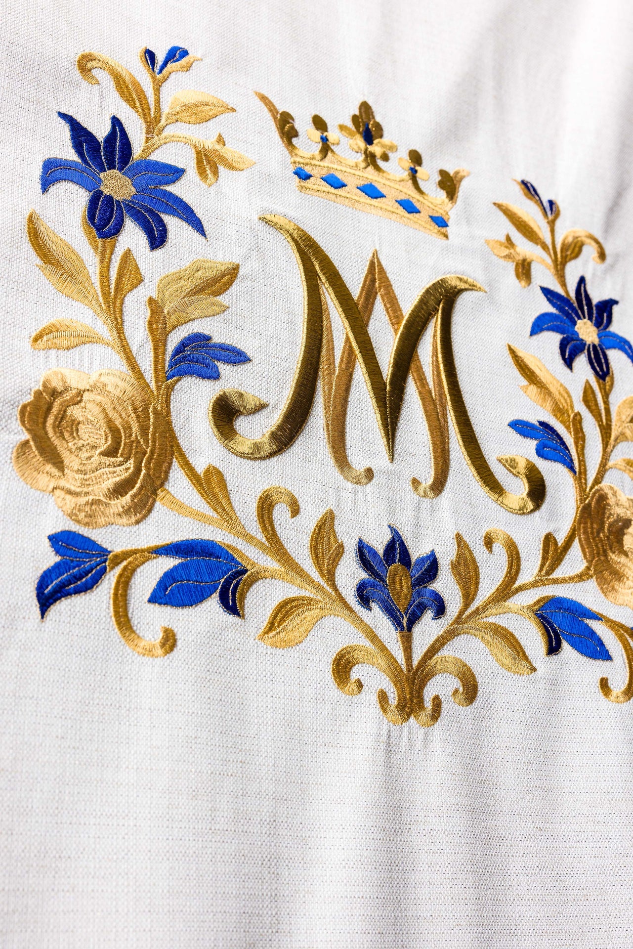 Mantel para ambón con bordado mariano en color ecru