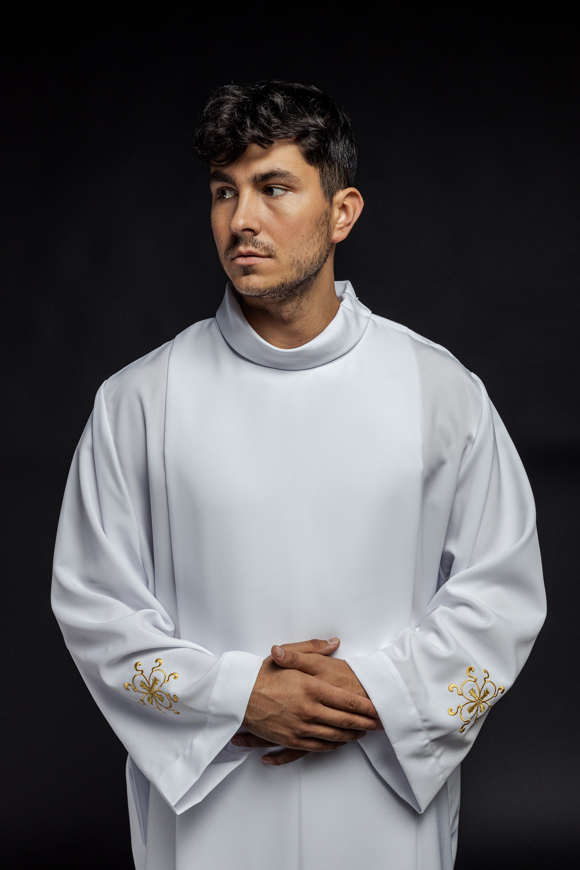 Alba de sacerdote de cuello alto decorada con bordados blancos