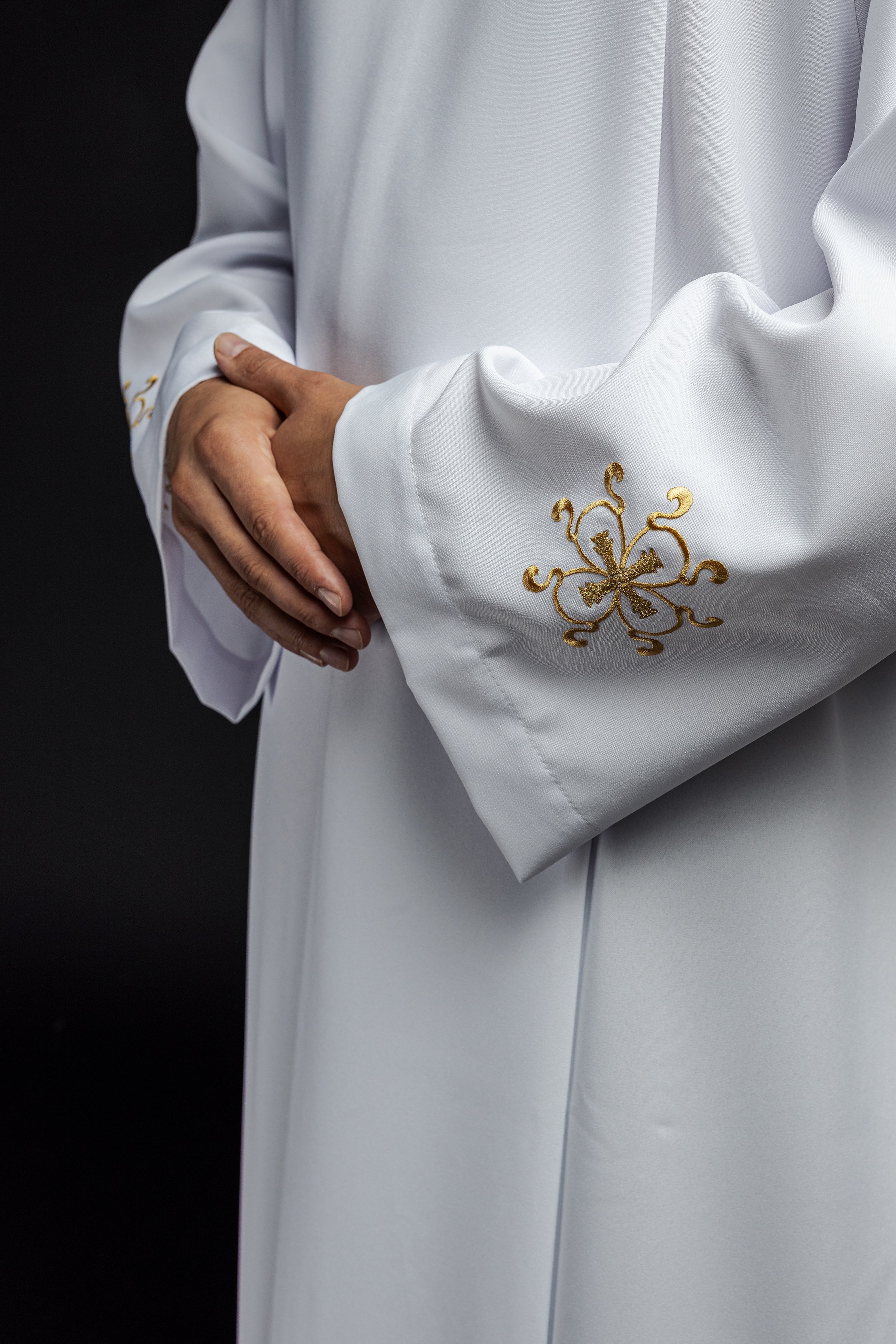 Alba de sacerdote de cuello alto decorada con bordados blancos