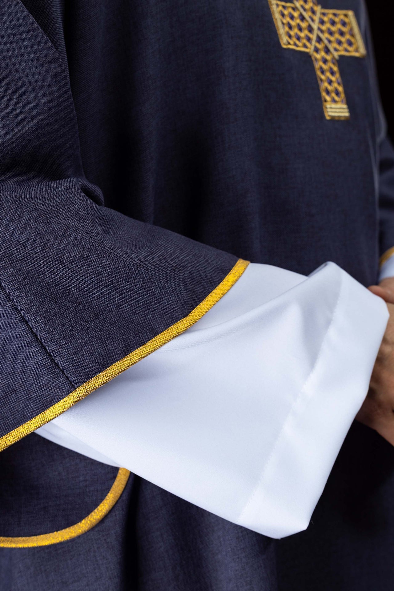 Dalmática morada con cruces bordadas y cuello