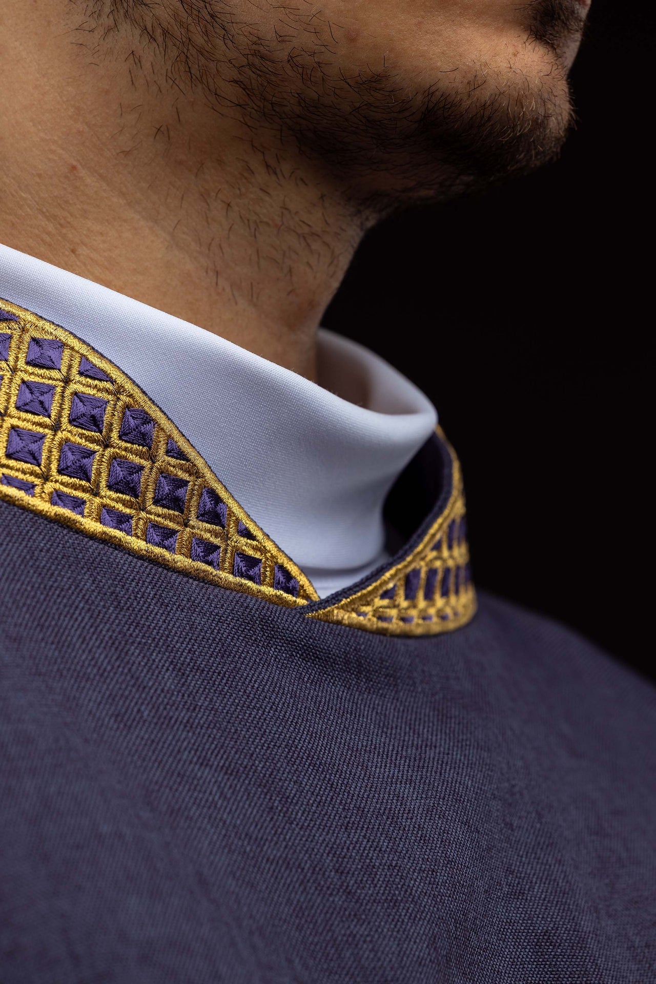 Dalmática morada con cruces bordadas y cuello